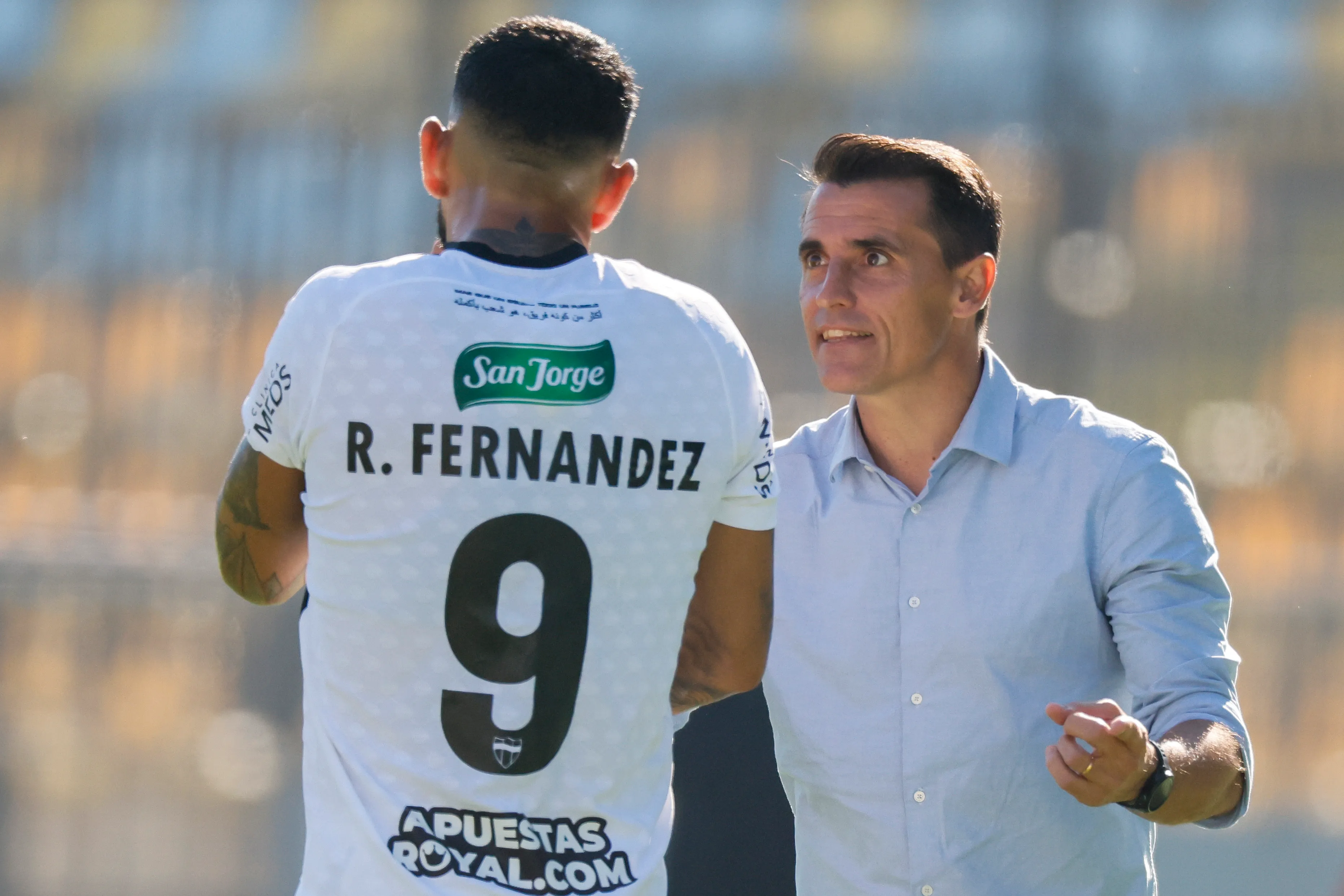Guillermo Farré le da indicaciones a Ronnie Fernández. (Andres Pina/Photosport).