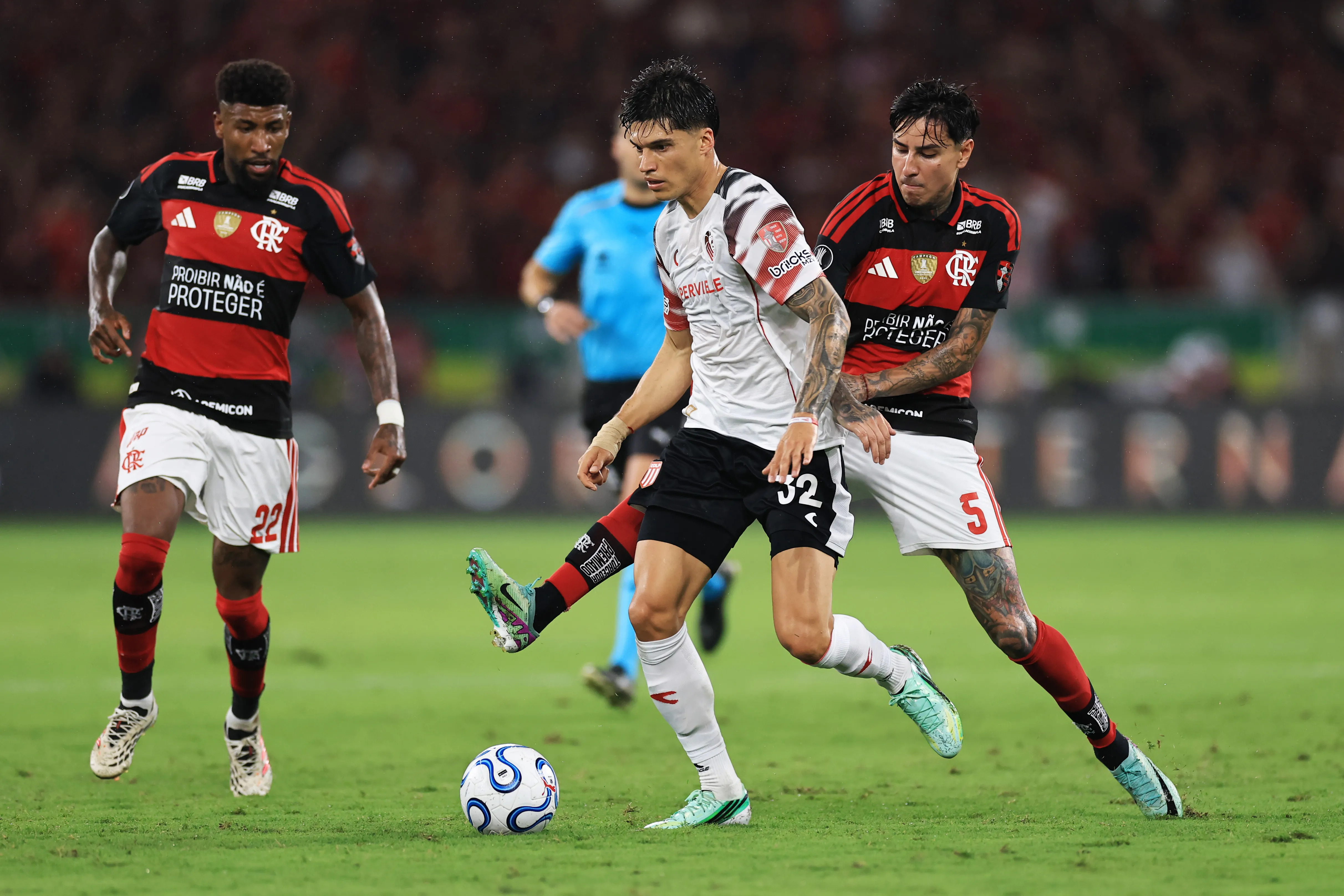 Erick Pulgar alcanzó a estar 82 minutos en cancha y fue reemplazado por Bruno Henrique (Photo by Buda Mendes/Getty Images)