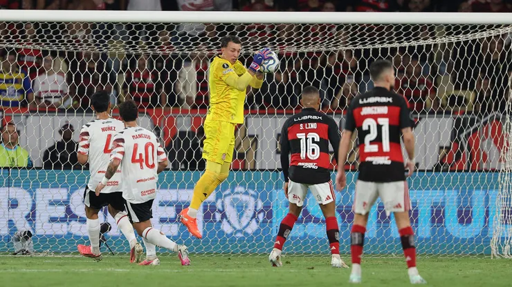 Muslera fue genio y figura y atajó tres penales a Flamengo