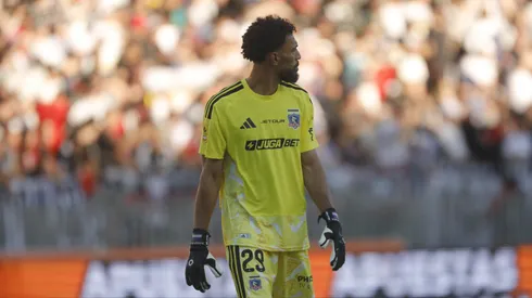 Vozinha vuelve al arco de Colo Colo.
