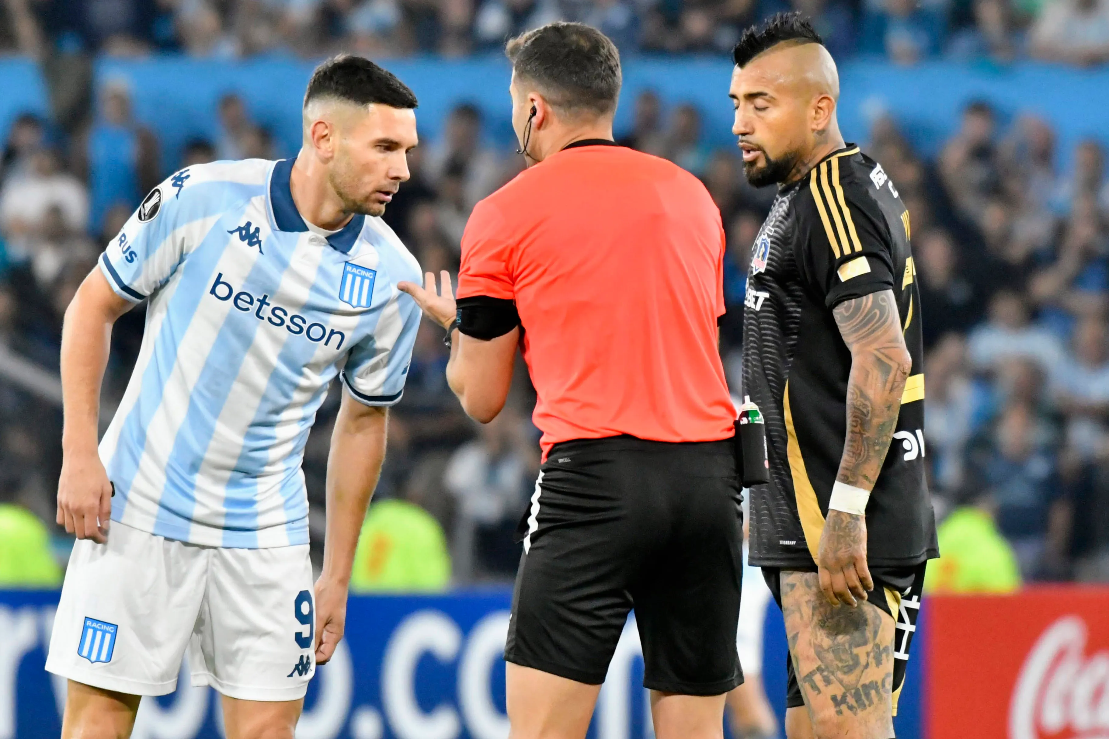 Colo Colo y Racing jugarán en Concepción. Foto: Fotobaires/Photosport
