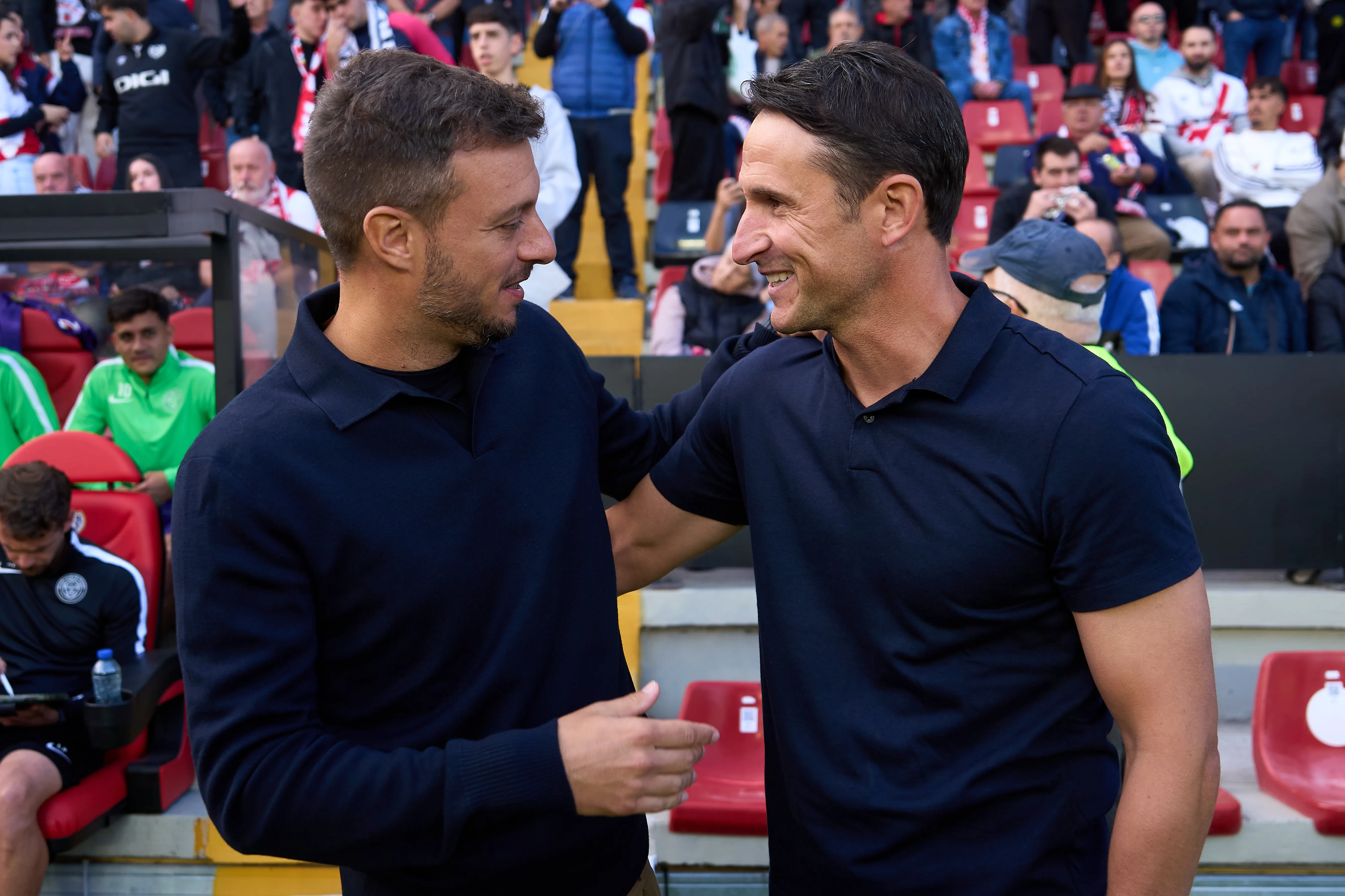 Martín Anselmi saluda al DT del Rayo Vallecano, Beñat San José, quien fue campeón en Universidad Católica y dirigió a Deportes Antofagasta. (Angel Martinez/Getty Images).