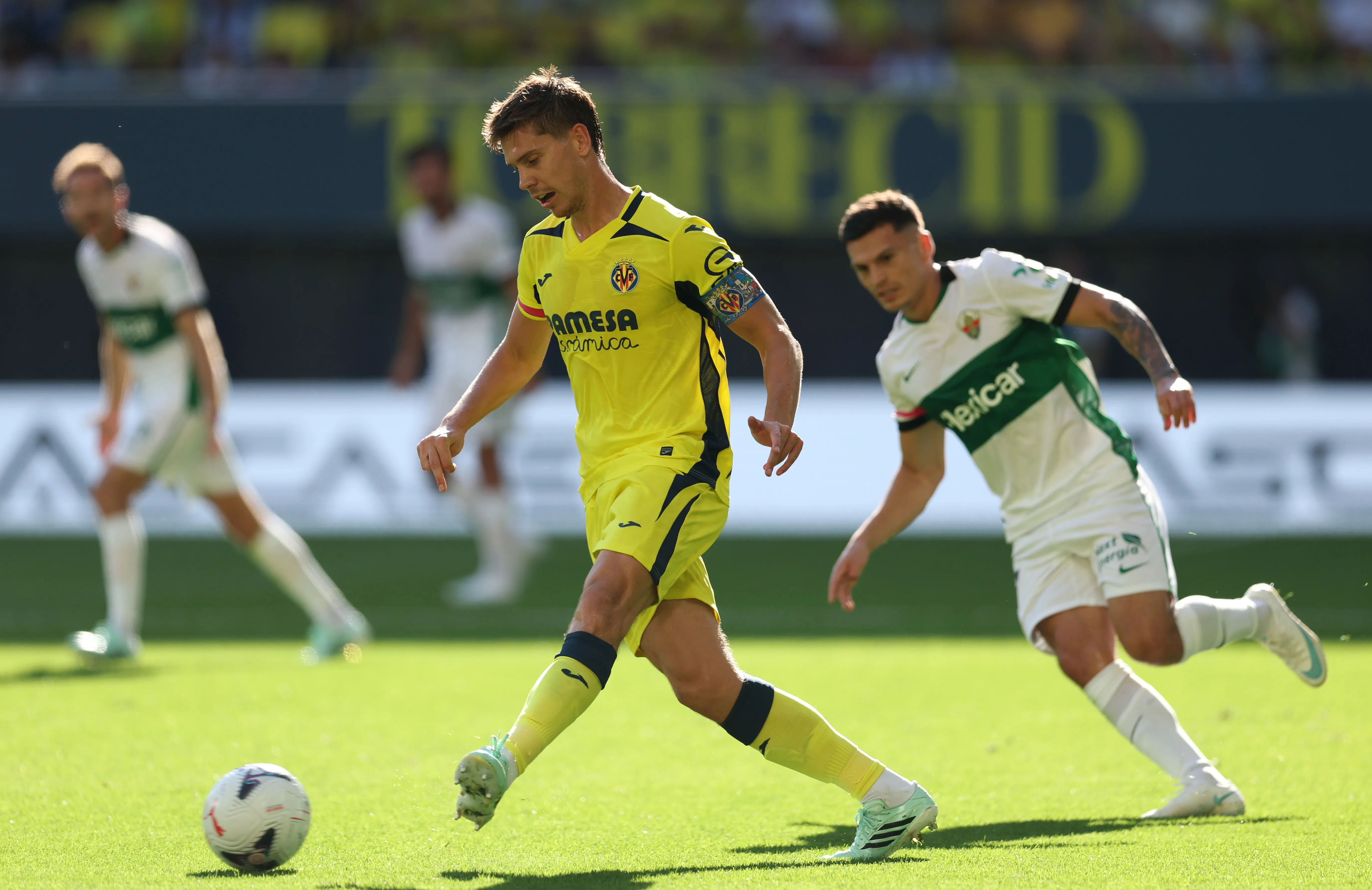 Lucas Cepeda presiona a Juan Foyth del Villarreal. (Clive Brunskill/Getty Images).