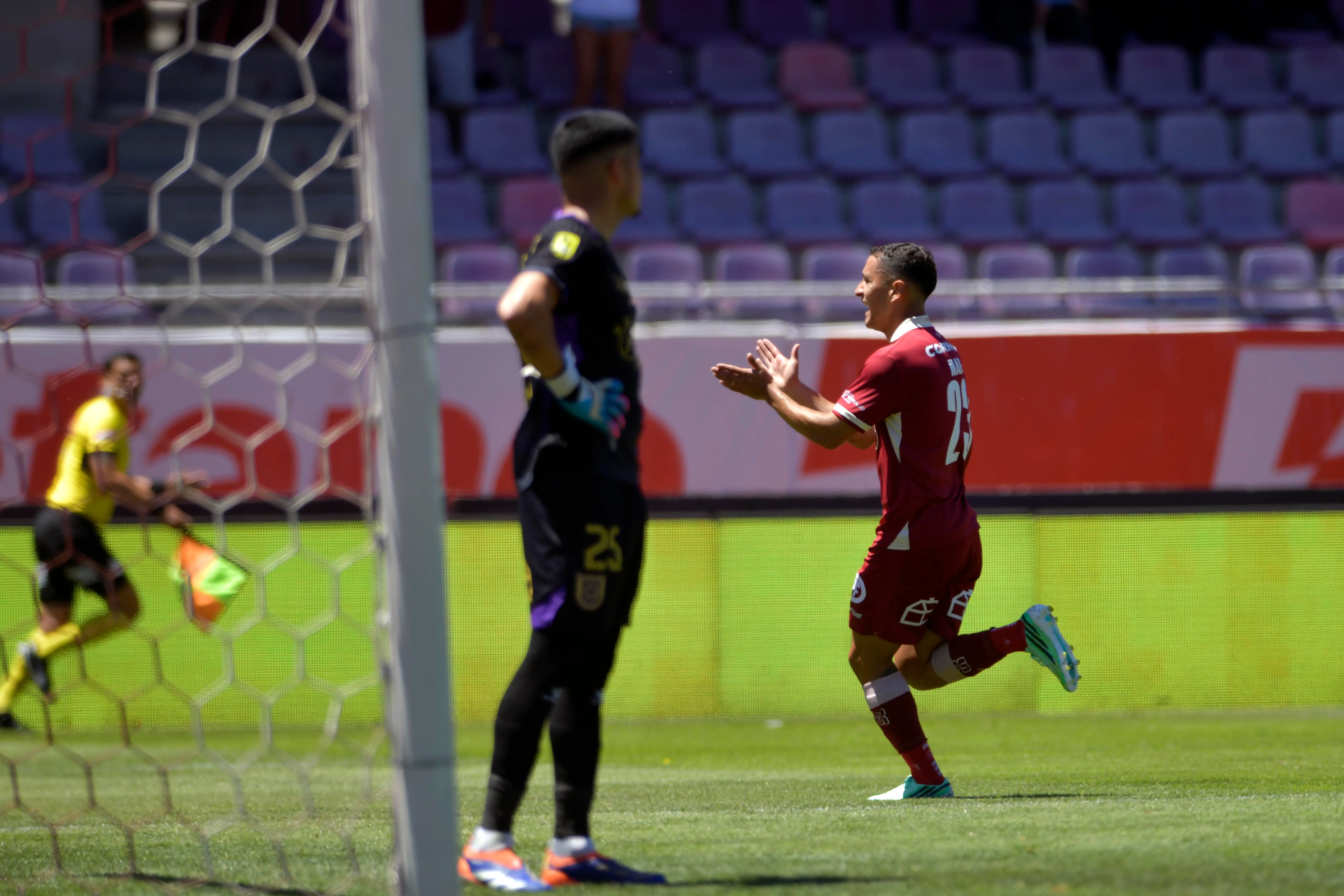 Matías Marín festejó así uno de sus goles en el triunfo ante los lilas. (Alejandro Pizarro Ubilla/Photosport).