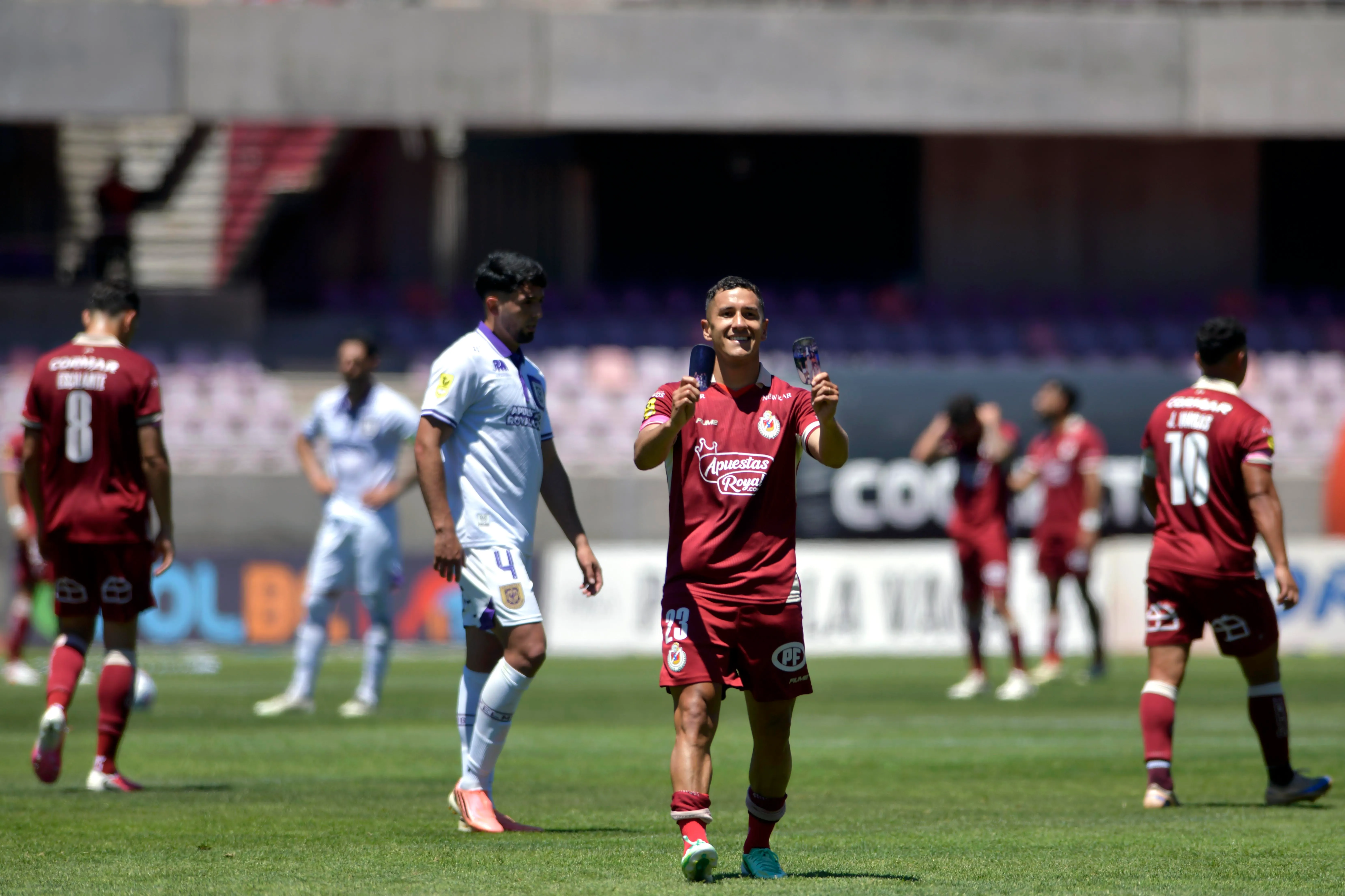 Matías Marín mostró sus dos canilleras luego de anotarle a Concepción. (Alejandro Pizarro Ubilla/Photosport).