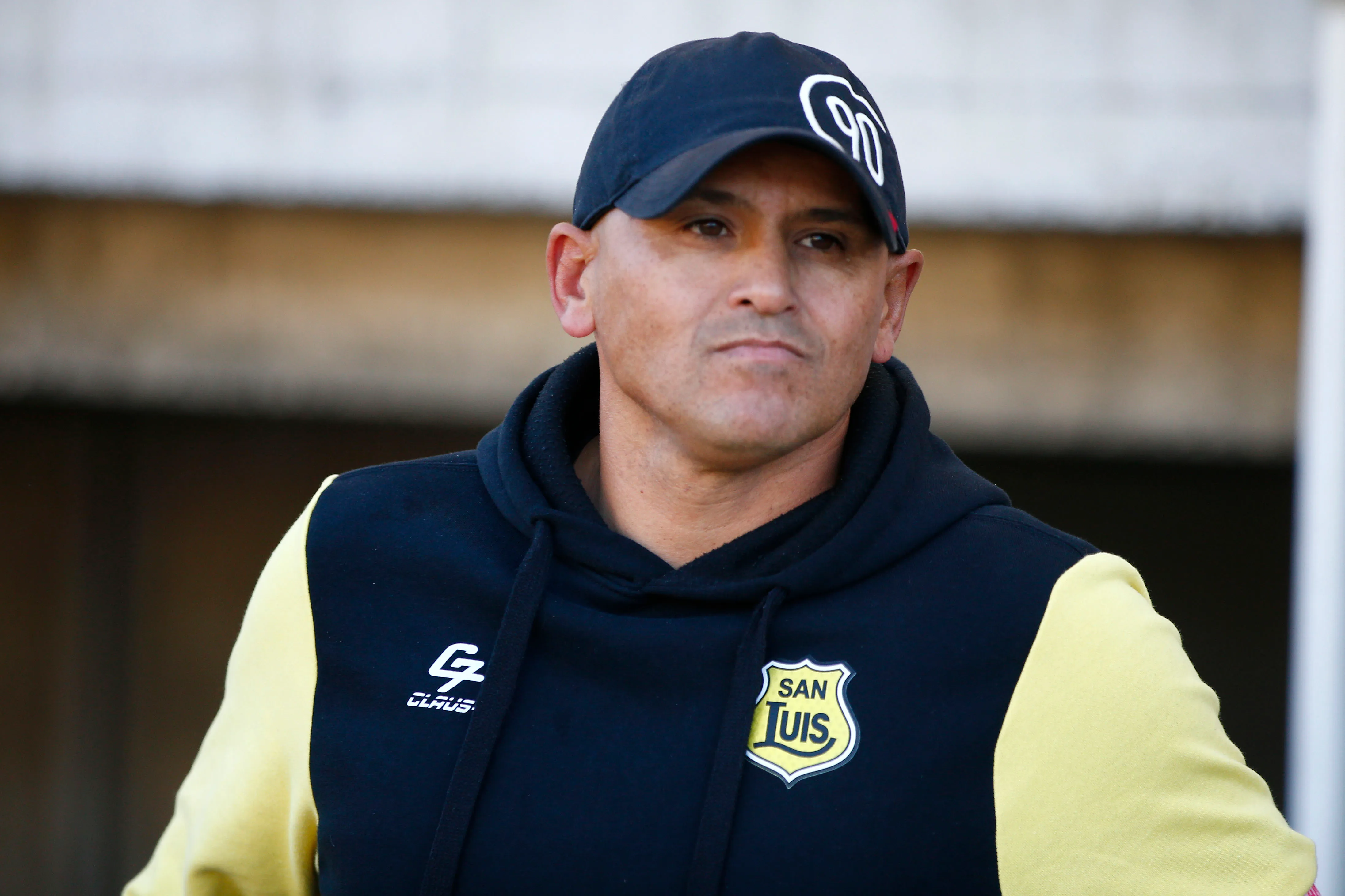 Humberto Suazo tuvo un partido de mucha tensión ante Recoleta. (Manuel Lema/Photosport).