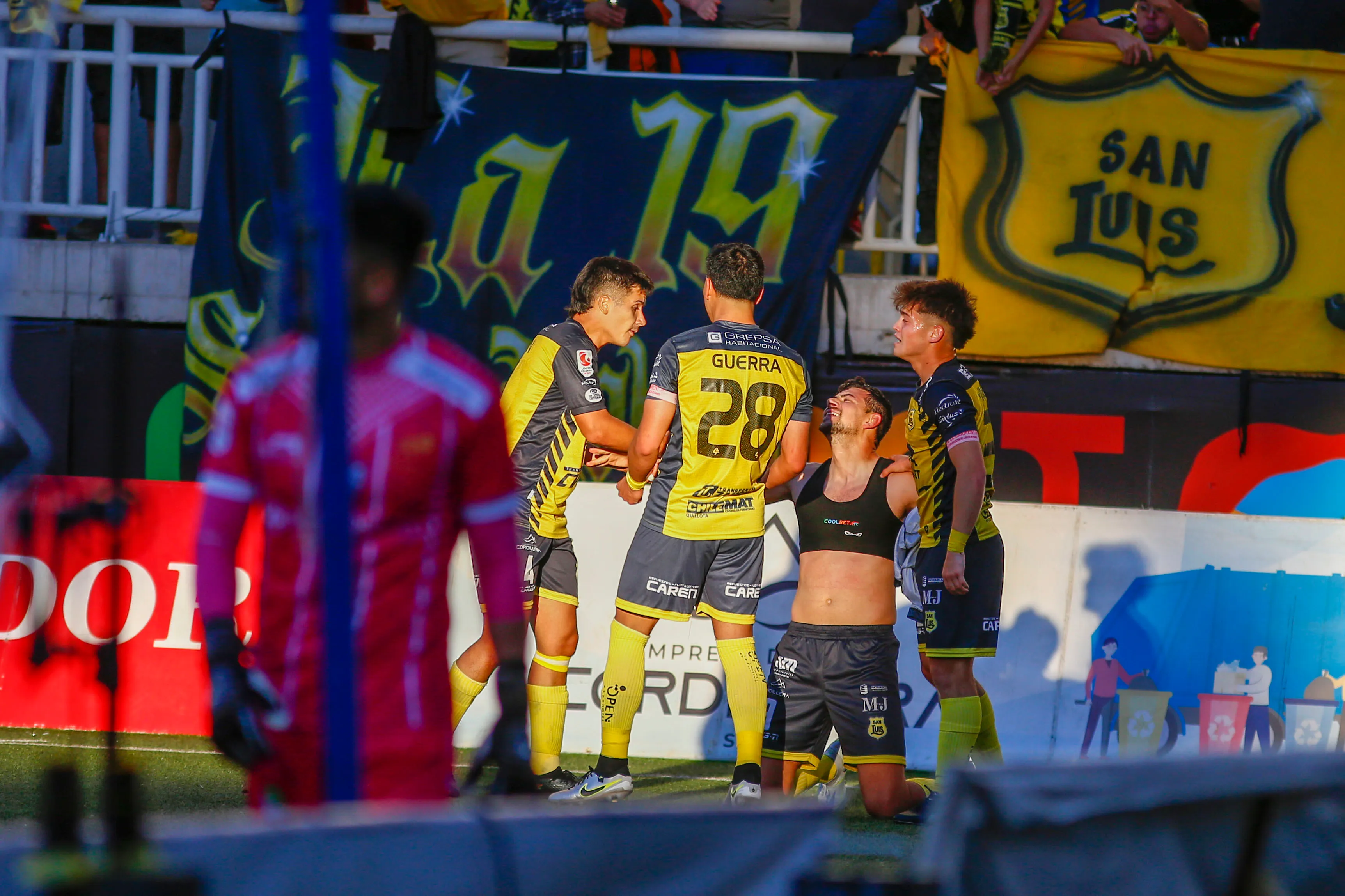 Otra imagen del festejo agónico de San Luis ante Recoleta. (Manuel Lema/Photosport).