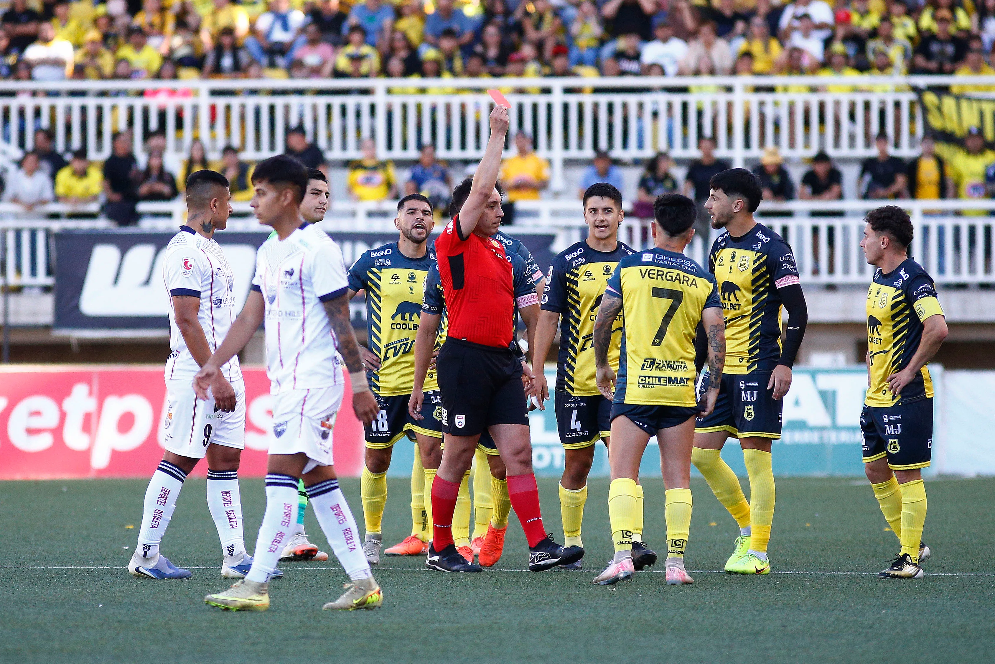 Francisco Soriano expulsó a Ignacio Meza tras revisar la falta en el VAR. (Manuel Lema/Photosport).