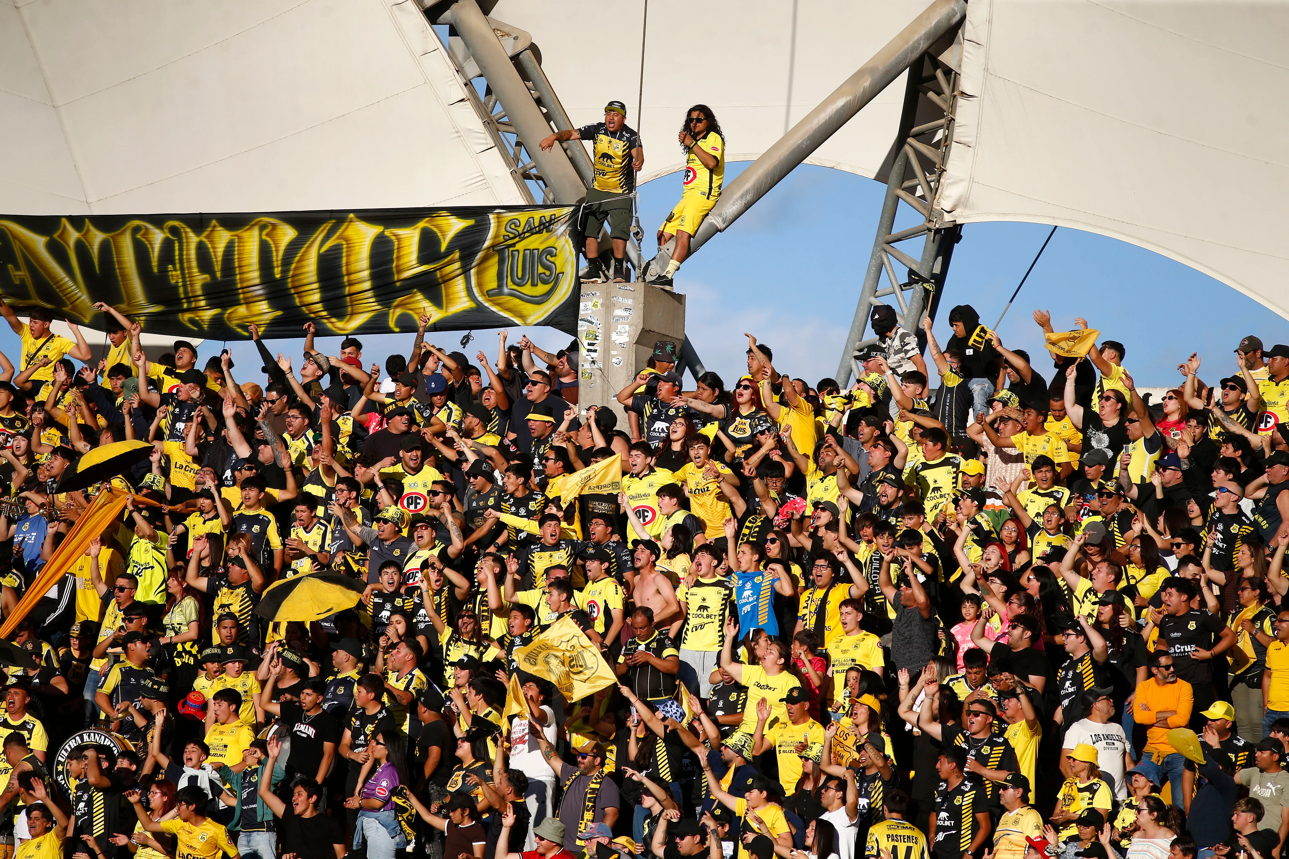 San Luis de Quillota contó con mucho apoyo popular en el Lucio Fariña Fernández. (Manuel Lema/Photosport).