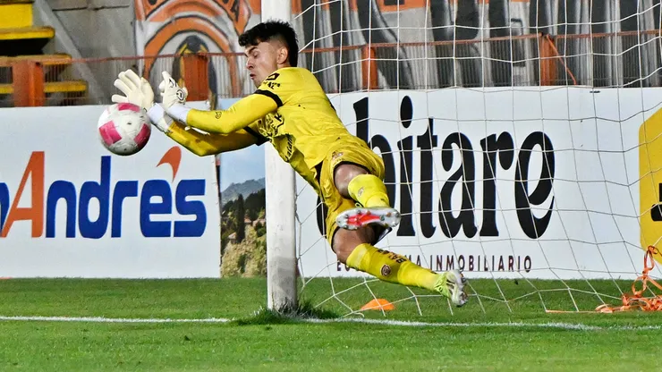 Hugo Araya, arquero de Cobreloa, figura en el triunfo a Rangers en Primera B.