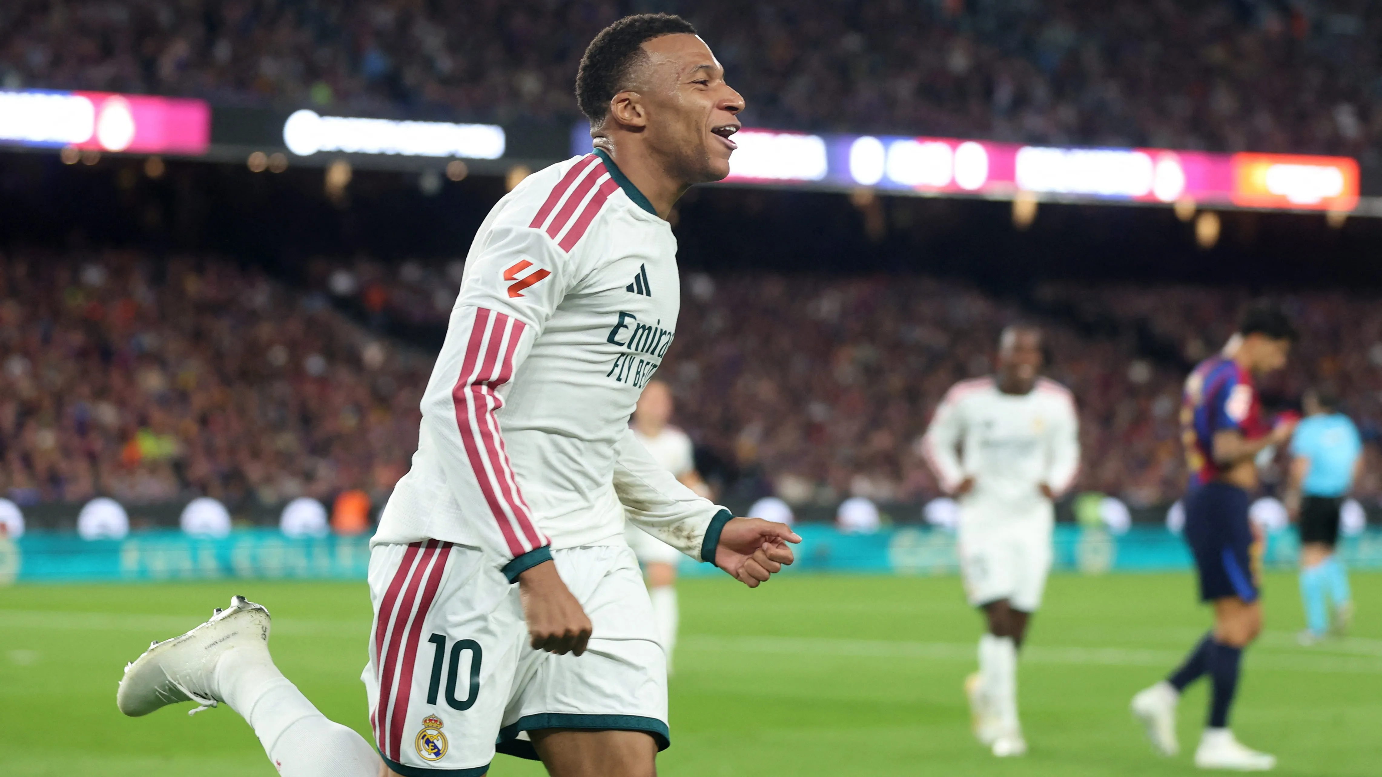 Kylian Mbappé le anotó un doblete a Barcelona en el clásico español.