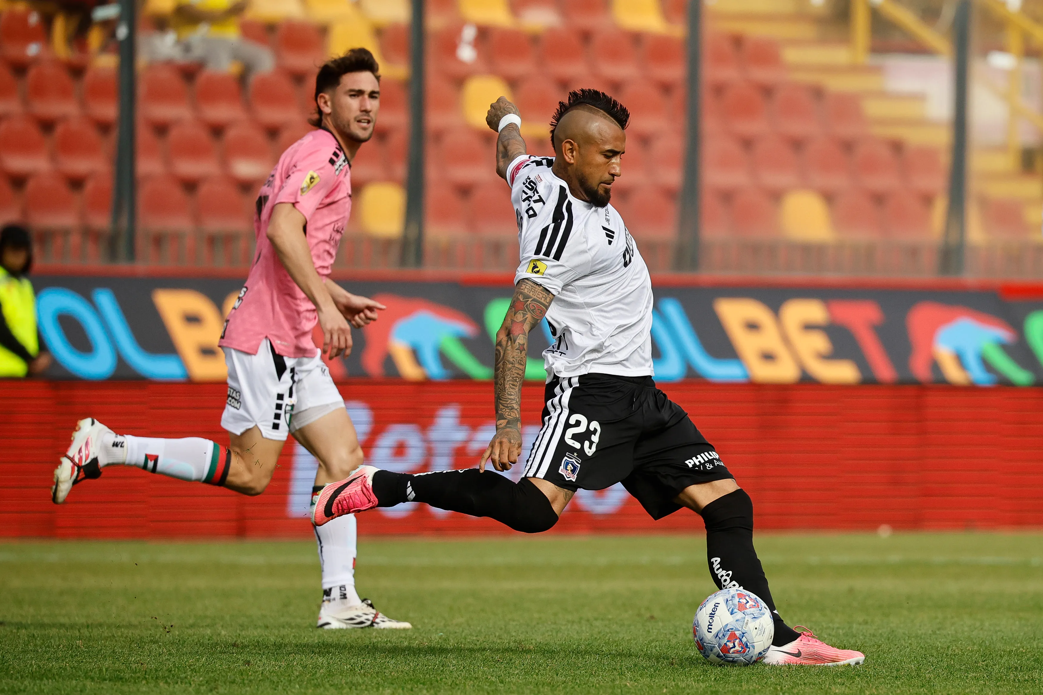 Vidal afirmó que solo hablará de su renovación una vez que Colo Colo sea campeón. | Foto: Photosport.