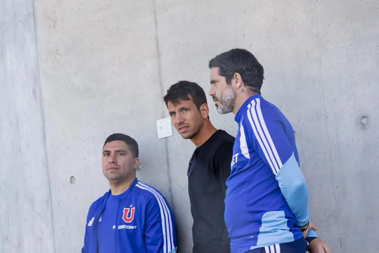 Manuel Mayo retornó a la U: miró el duelo de la Sub 20 junto a Fernando Gago en el CDA. Foto: Juan José Hidalgo / Emisora Bullanguera.