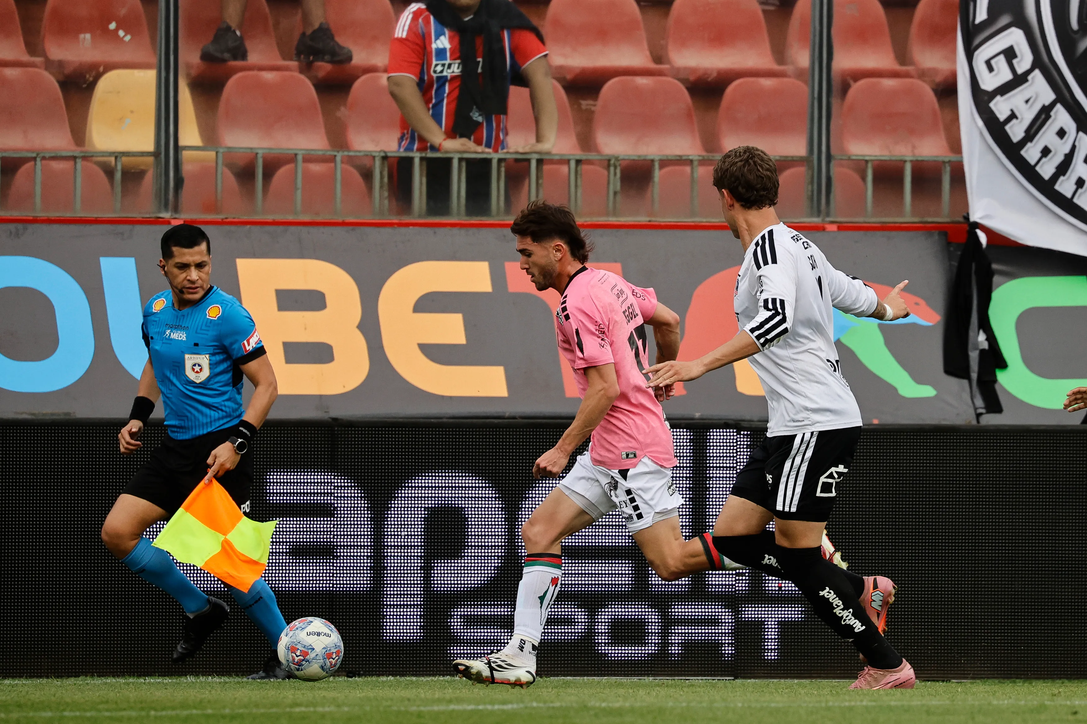 Marcelo Eggel enfrenta a Joaquín Sosa en el Santa Laura. (Diego Martin/Photosport).