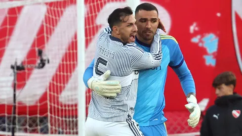 Leandro Paredes felicita al portero colombiano Álvaro Montero tras la victoria en el clásico vs Independiente.