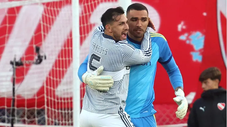 Leandro Paredes felicita al portero colombiano Álvaro Montero tras la victoria en el clásico vs Independiente.