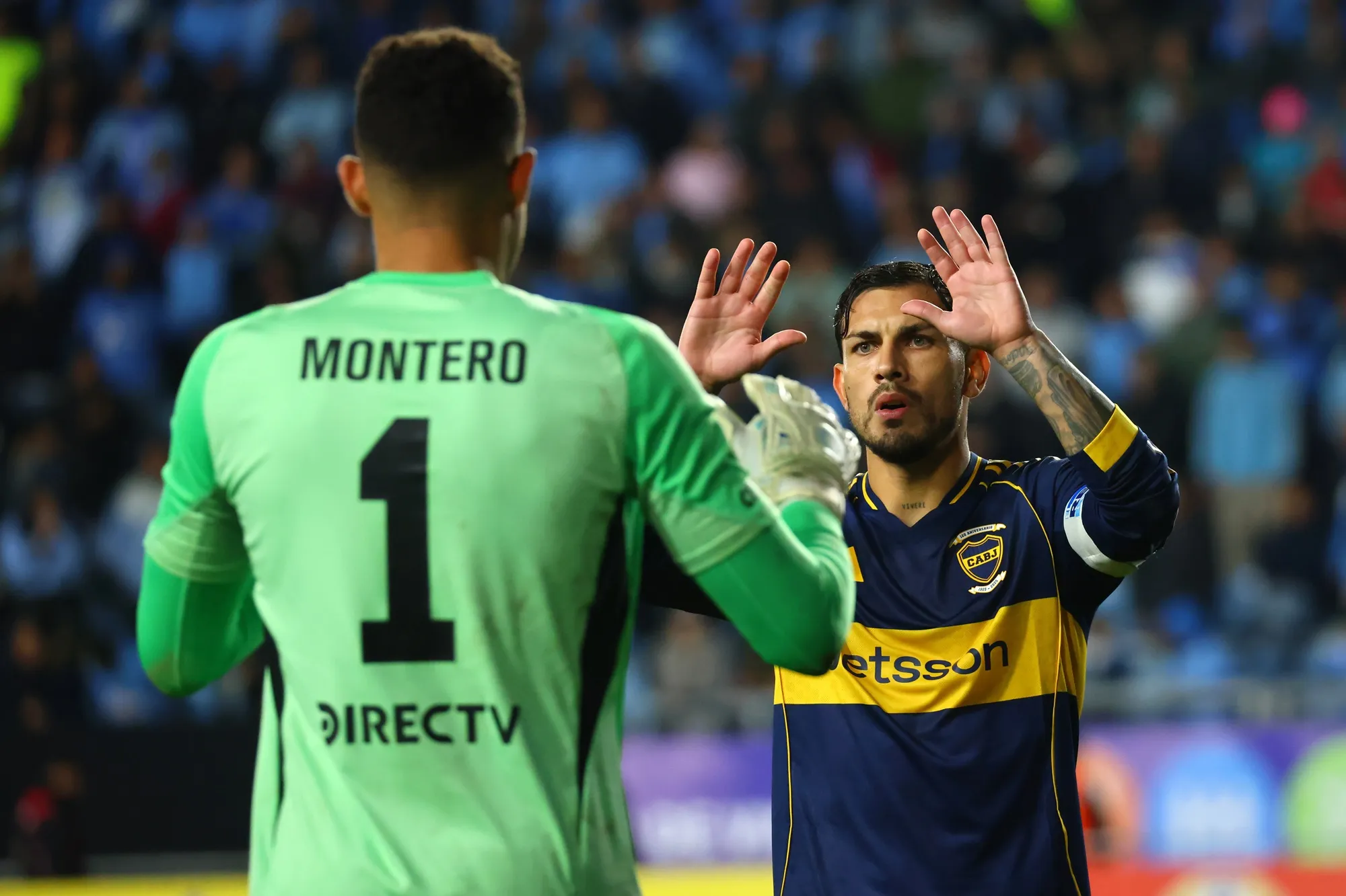 Leandro Paredes y Álvaro Montero en la serie de penales que Boca le ganó a O’Higgins. (Marcelo Hernandez/Getty Images).
