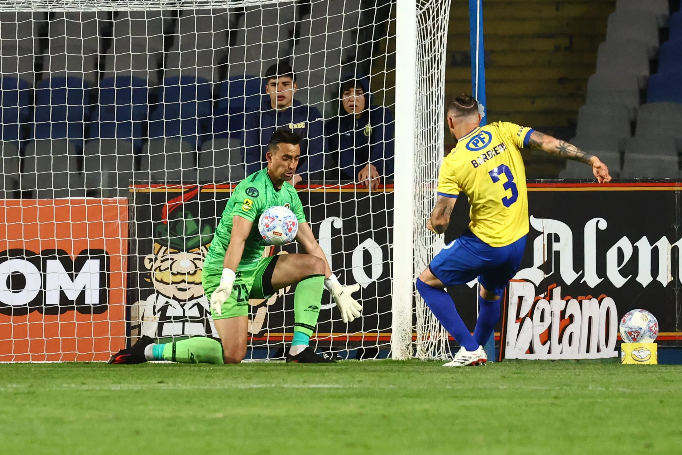 El portero brasileño César Dutra fue figura ante el Campanil en su debut por Deportes Limache. (Eduardo Fortes/Photosport).