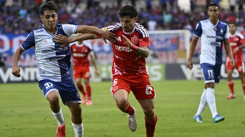 Vicente Aros en acción ante Nicolás Fernández en el triunfo de los Pumas ante la U por la Copa Chile.