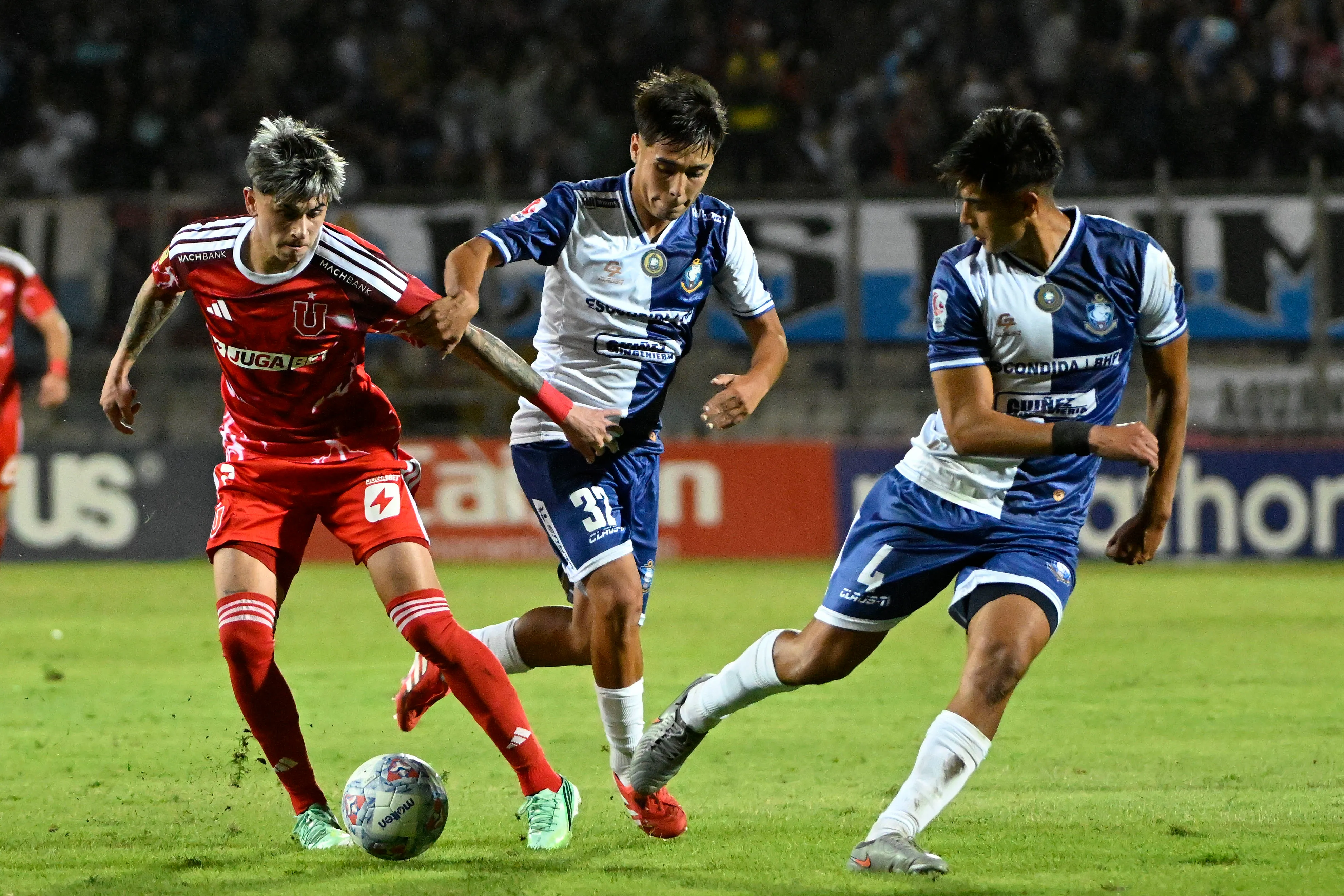 Vicente Aros (32) en acción ante Universidad de Chile en la Copa Chile. (Pedro Tapia/Photosport).