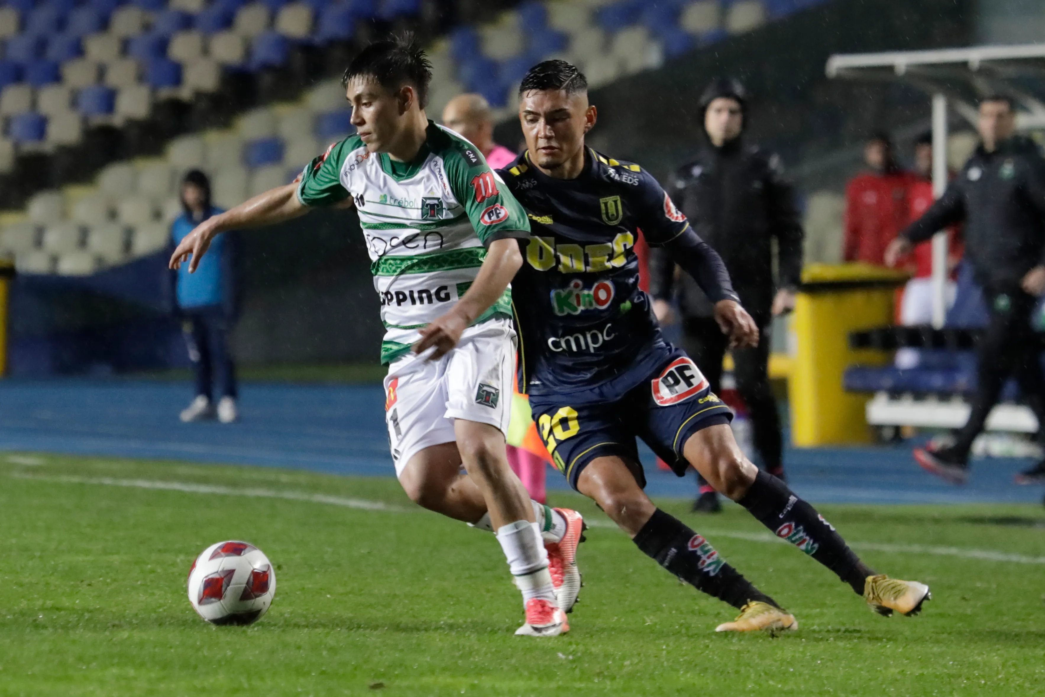 Vicente Aros en acción por Deportes Temuco en la Copa Chile 2023. (Eduardo Fortes/Photosport).