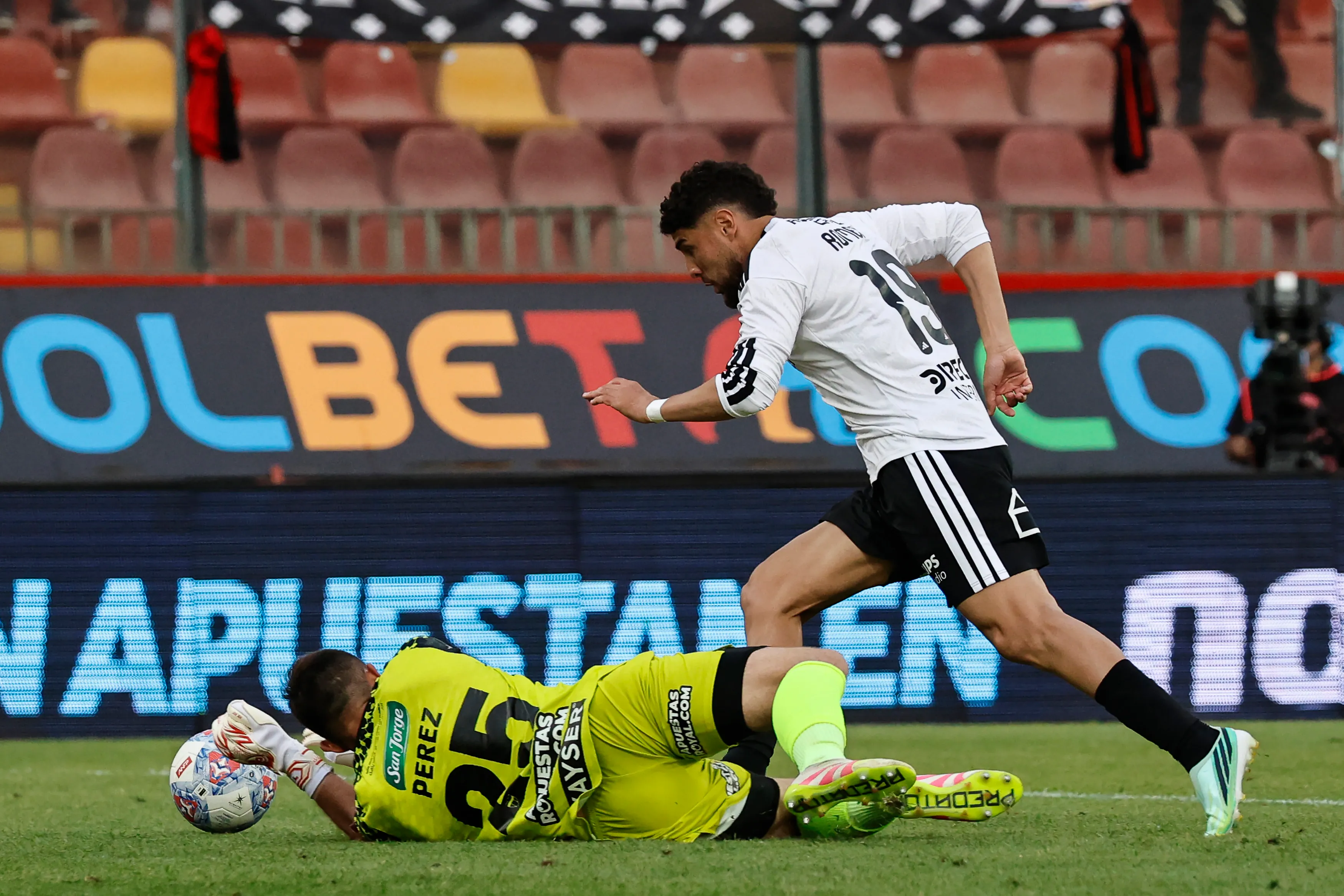El achique de Zanahoria Pérez ante Maxi Romero. (Diego Martin/Photosport).