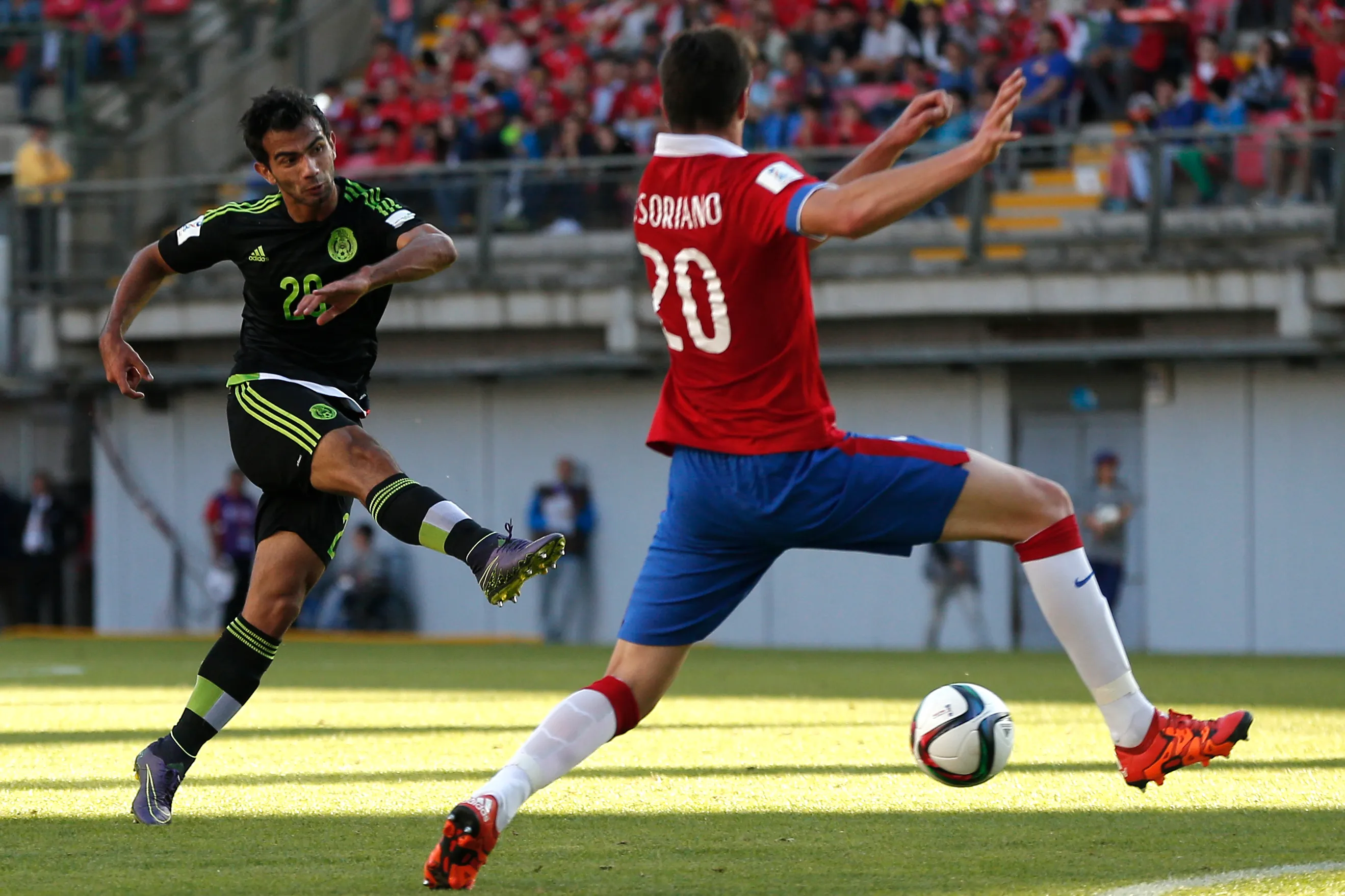 Juan José Soriano ante México en el Mundial Sub 20 de 2015. (Javier Torres/Photosport).