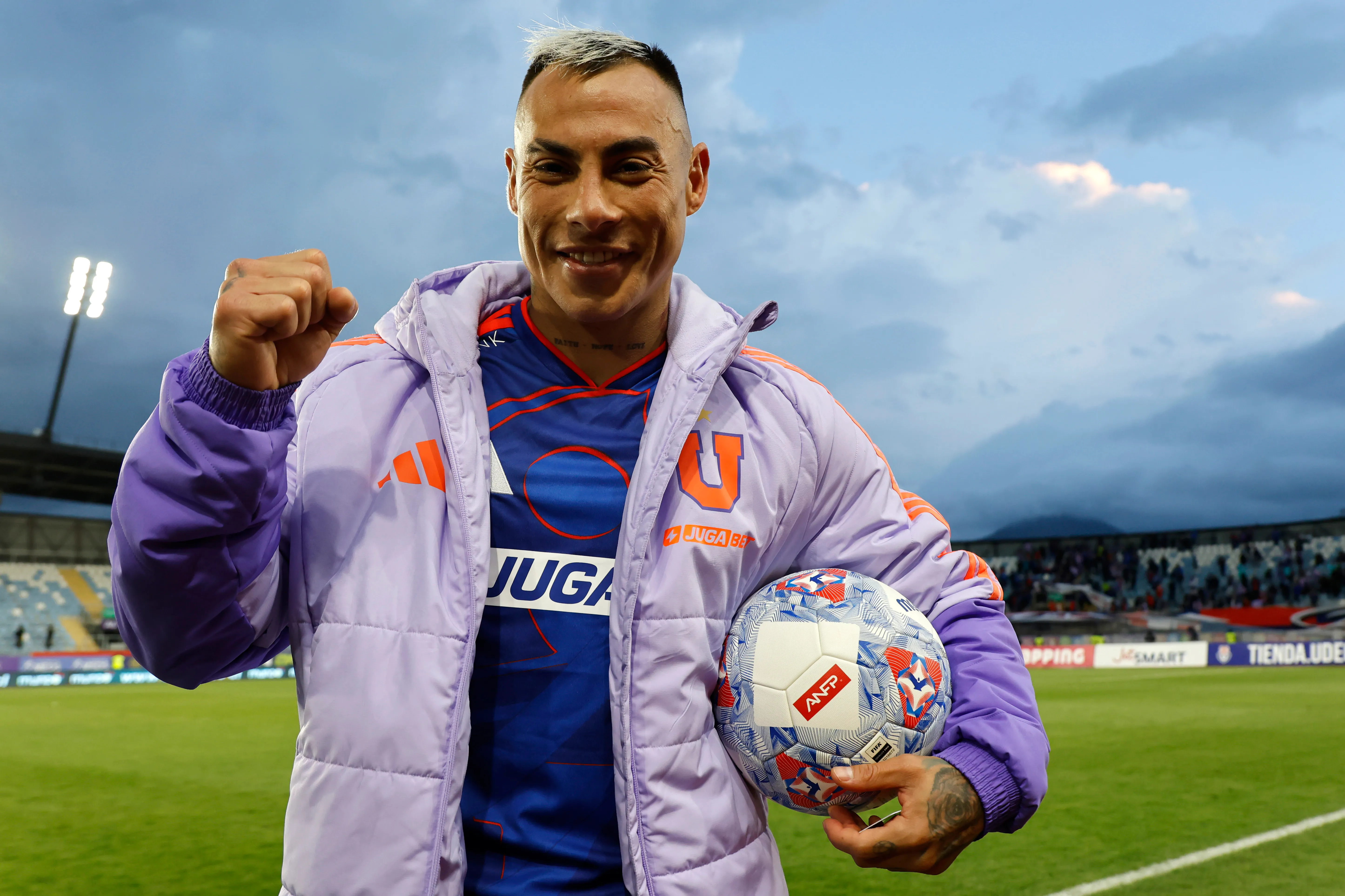 Eduardo Vargas con la pelota que se llevó a casa por el triplete ante Everton. (Andrés Piña/Photosport).
