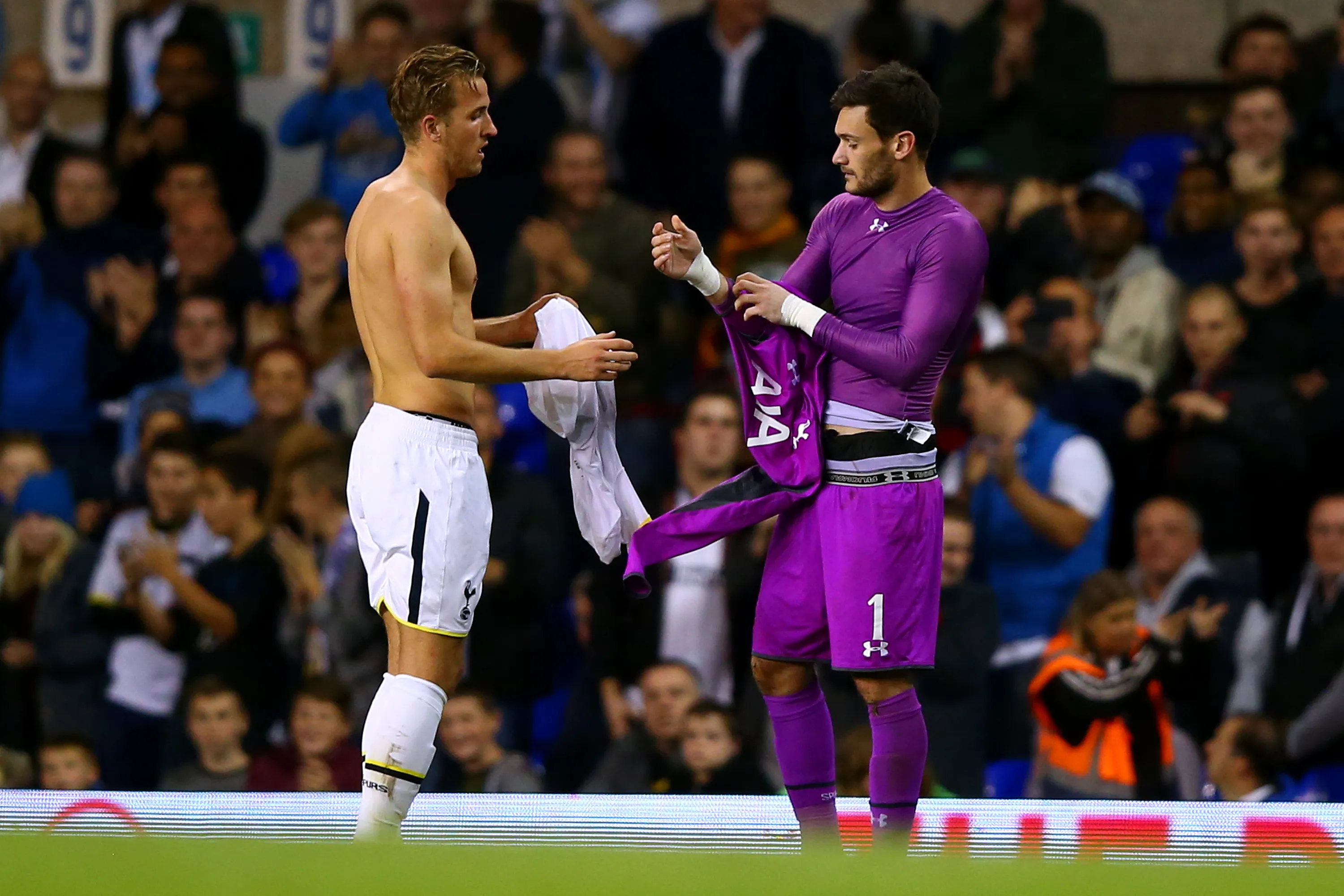 Harry Kane se puso como arquero tras la expulsión de Lloris. (Clive Rose/Getty Images).