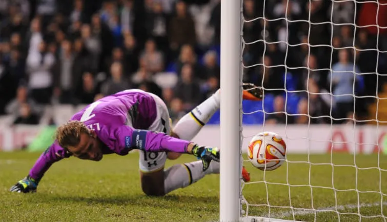 La débil respuesta de Harry Kane a ese tiro libre de Barrales. (Getty Images).