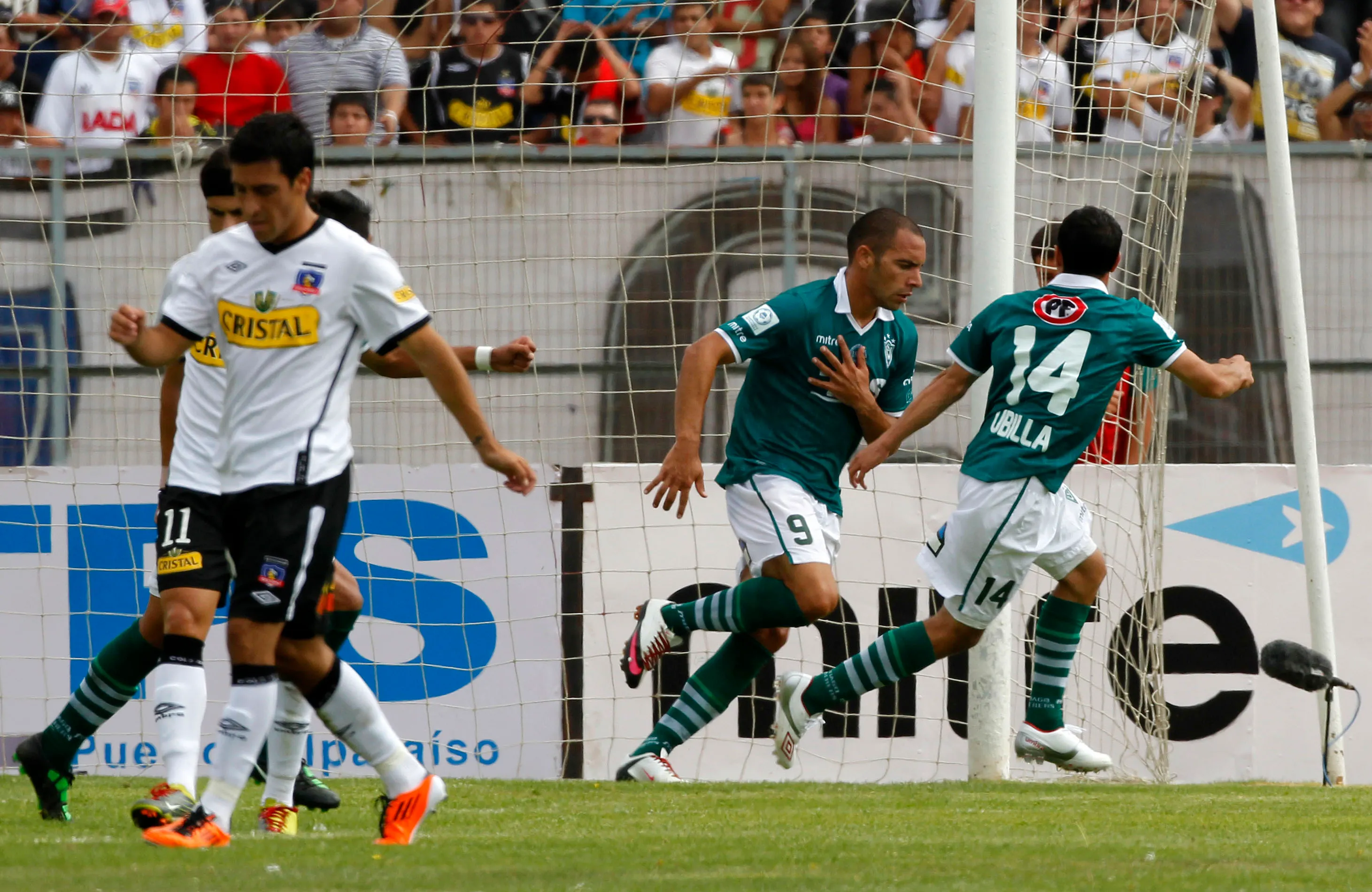 Jerónimo Barrales festeja junto a Sebastián Ubilla el gol de Wanderers vs Colo Colo. (Andrés Piña | Photosport).