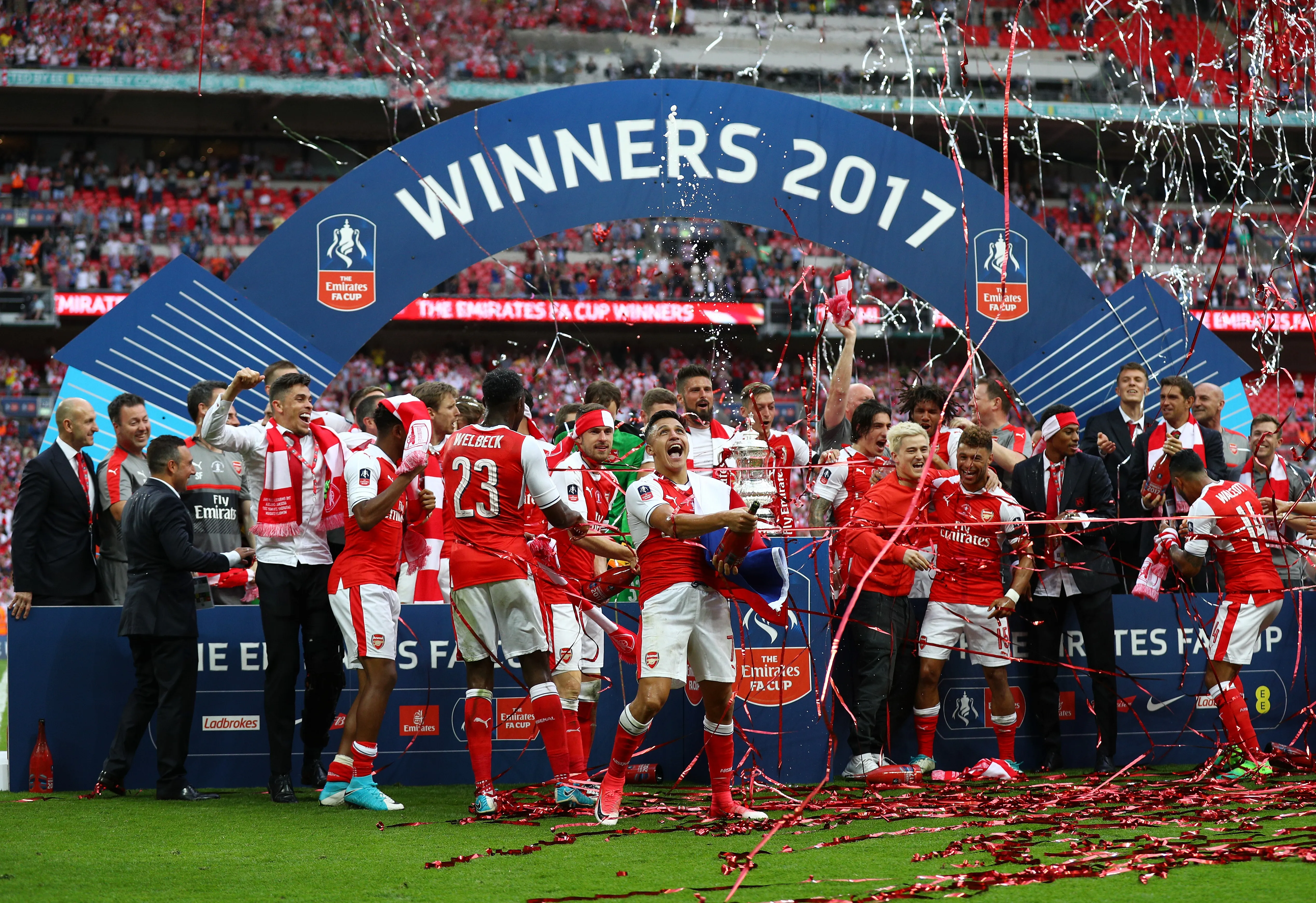 Alexis Sánchez llevó a la gloria al Arsenal y hasta se transformó en referente de sus canteranos (Photo by Ian Walton/Getty Images)