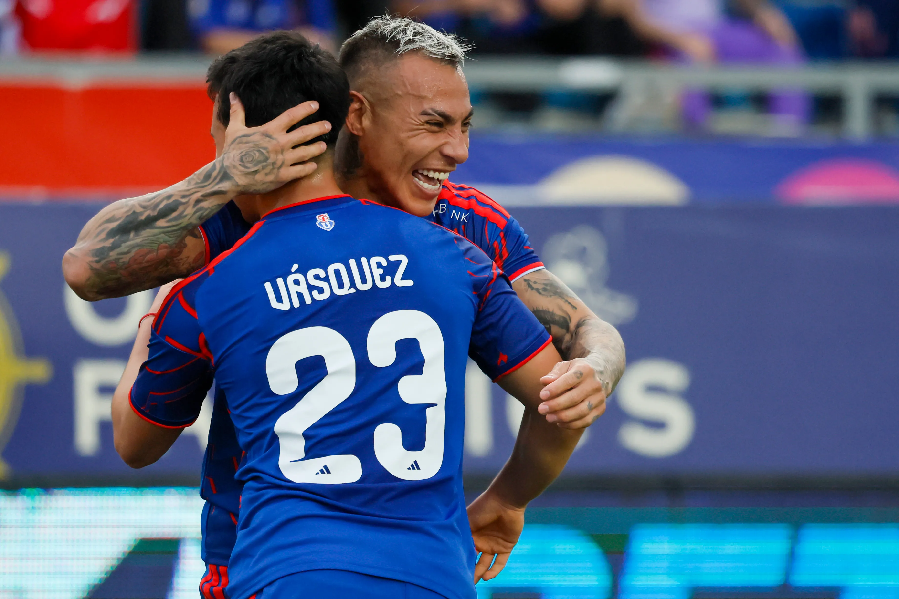 Eduardo Vargas abraza a Ignacio Vásquez en la goleada azul vs los Ruleteros. (Andrés Piña/Photosport).