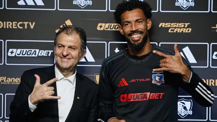 Aníbal Mosa en la presentación oficial de Vozinha como arquero de Colo Colo.