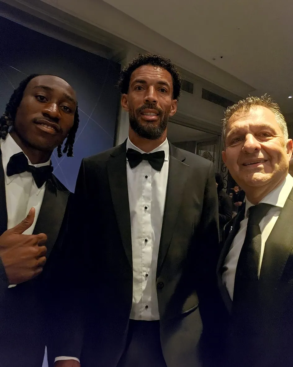 Diomandé (a la izquierda) se llevó un pin de Colo Colo (Foto: Colo Colo)