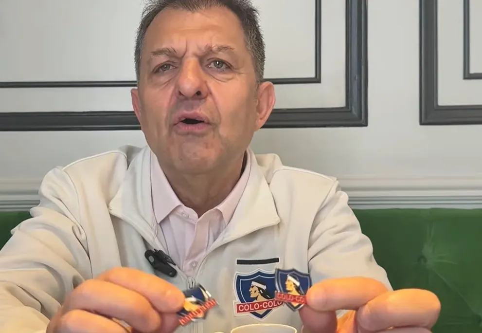 Mosa muestra los pin que regaló en el Balón de Oro (Foto: ADN)