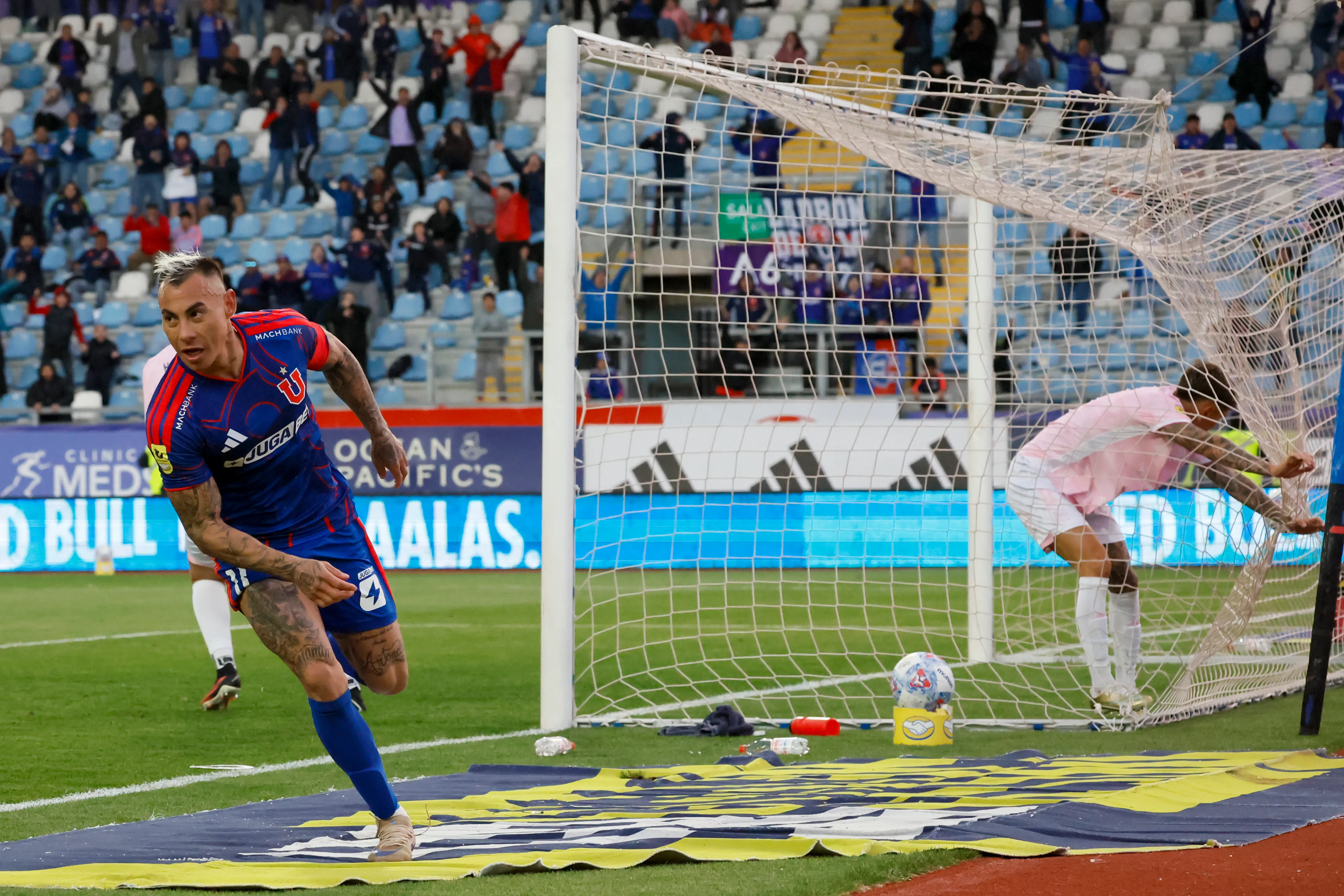 Eduardo Vargas celebra con los hinchas de la U en Rancagua. Foto: Andres Pina/Photosport