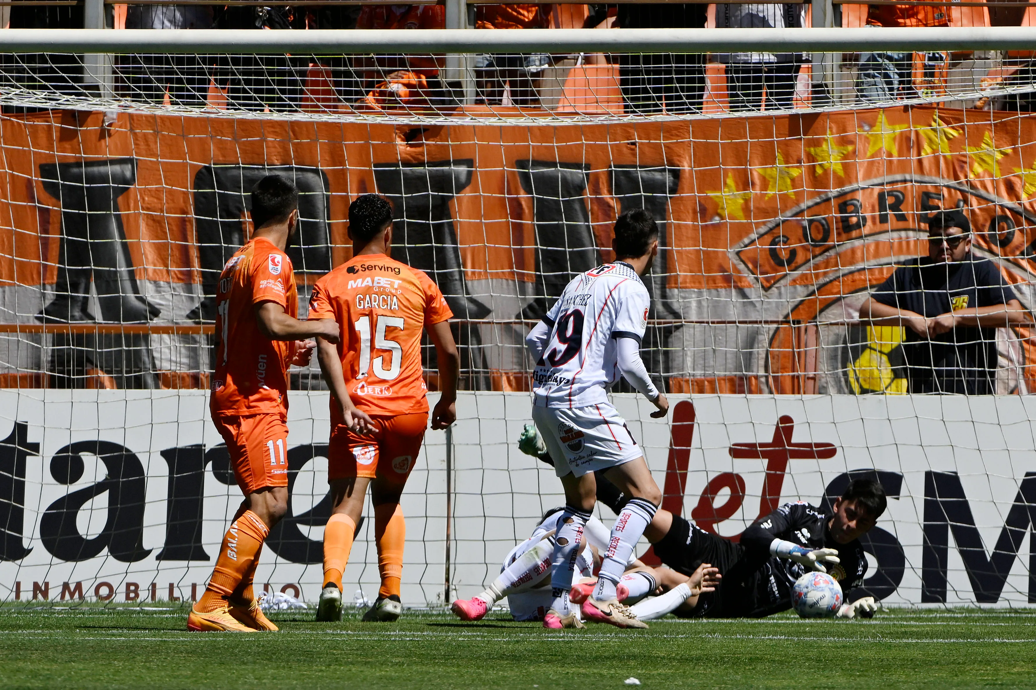 Hugo Araya en acción durante la goleada a Deportes Recoleta. (Pedro Tapia/Photosport).