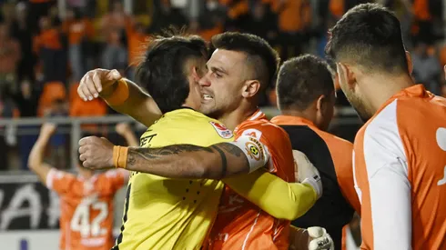 Hugo Araya se abraza con Gustavo Gotti, goleador y capitán de los Zorros del Desierto.