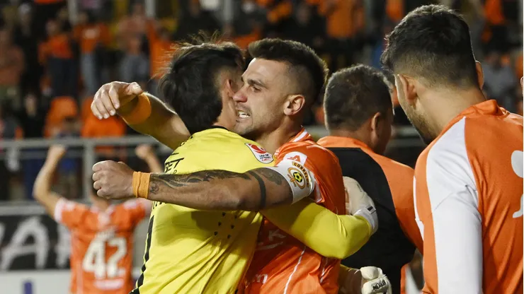 Hugo Araya se abraza con Gustavo Gotti, goleador y capitán de los Zorros del Desierto.