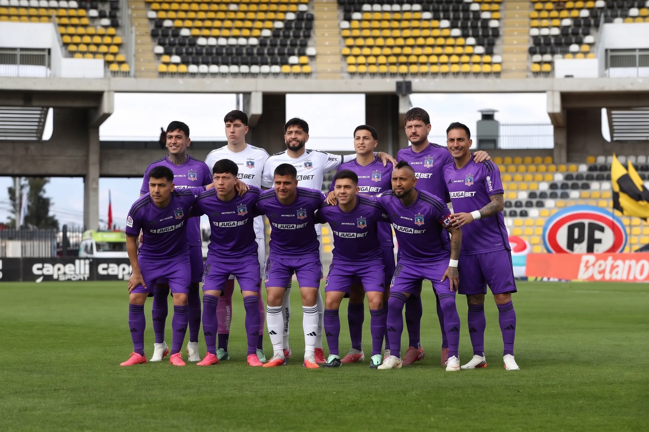 Así se verá Colo Colo con el cambio de color. Foto: Montaje IA.