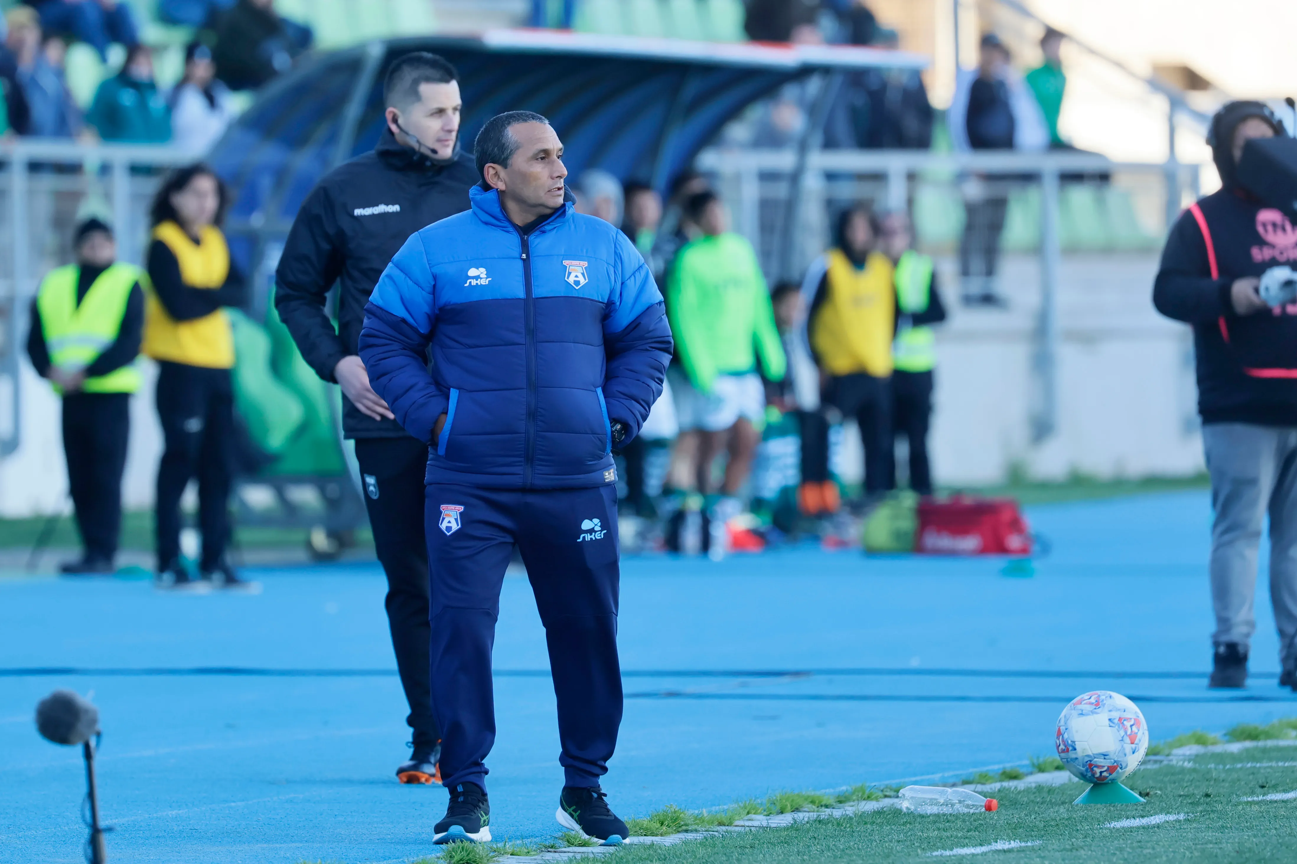 Iván Sandrock está golpeado con sus compañeros de San Marcos. Foto: Sebastian Cisternas/Photosport