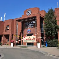 Alcalde de Peñalolén clausura sede de ANFP por deuda de $172 millones