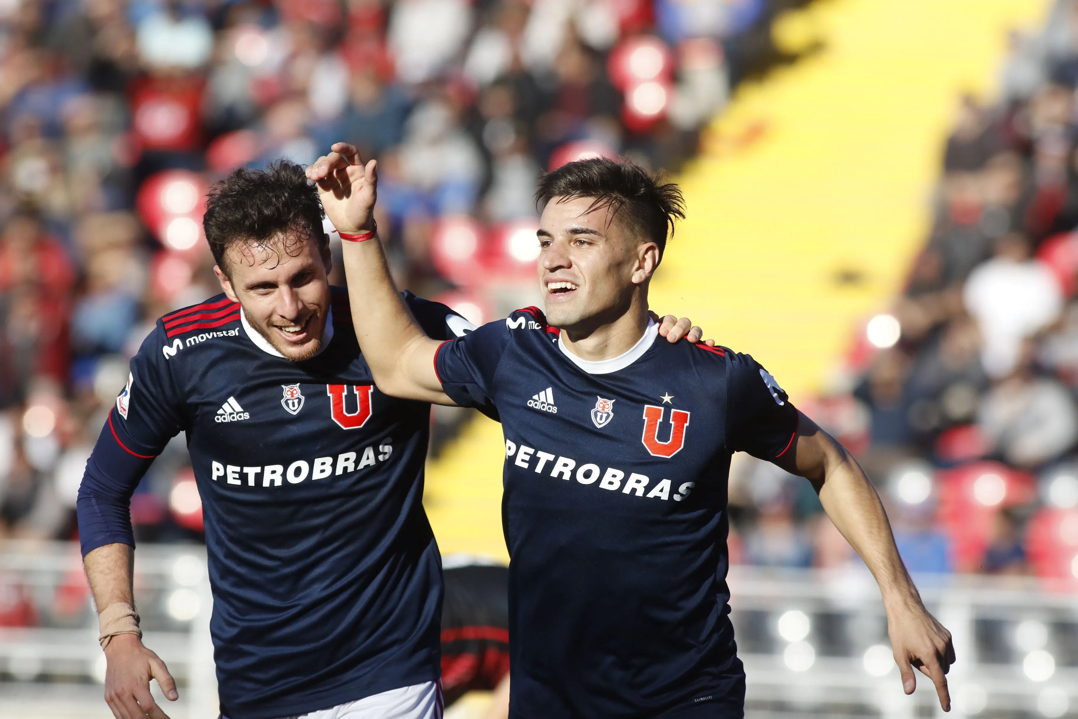 Nicolás Oroz celebra uno de los goles que convirtió en Universidad de Chile. En la foto, junto a Ángelo Henríquez. (José Robles/Photosport).