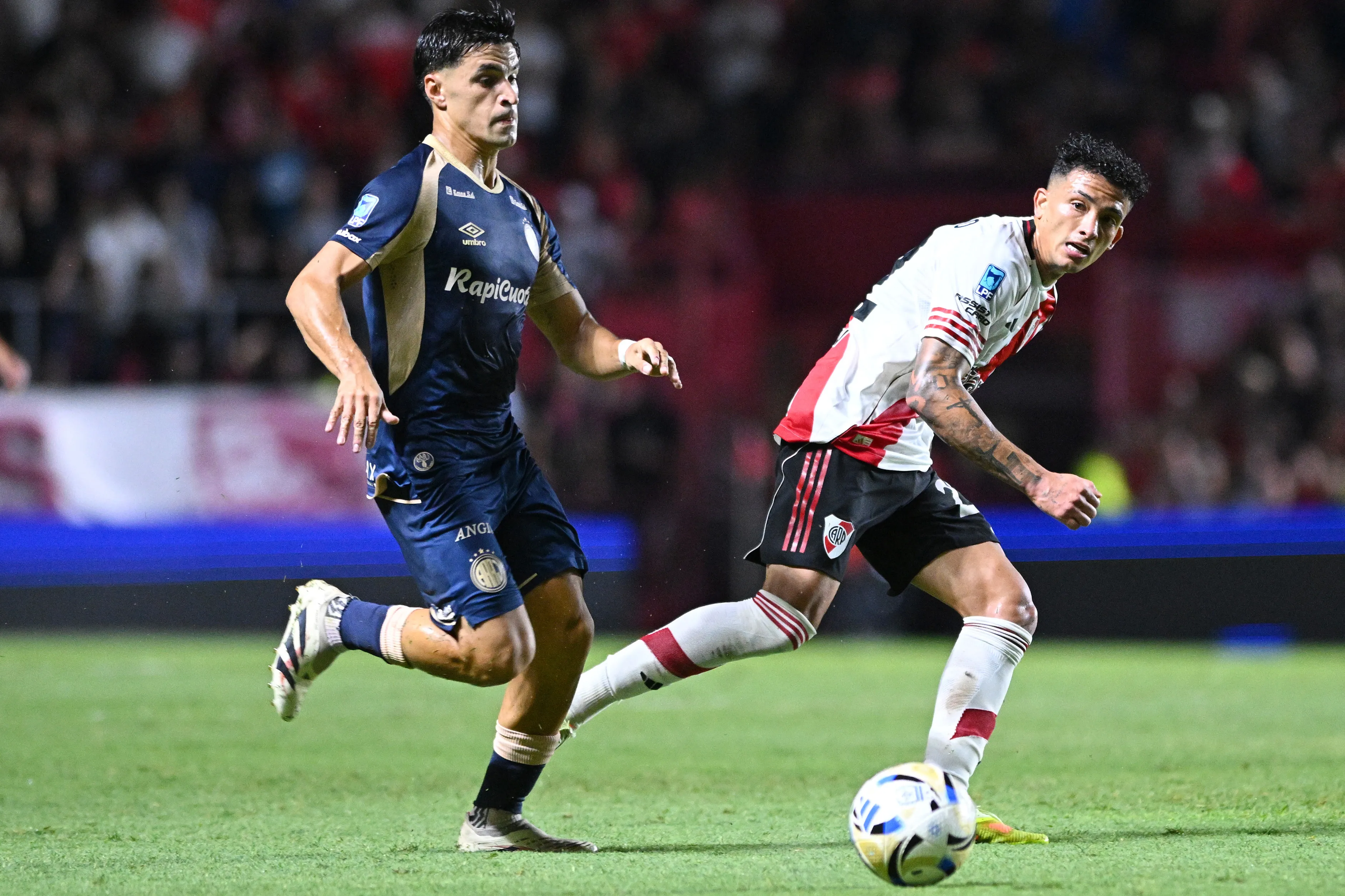 Nicolás Oroz lleva el balón ante la mirada de Kevin Castaño, quien se fue de River Plate rumbo a Brasil. (Rodrigo Valle/Getty Images).