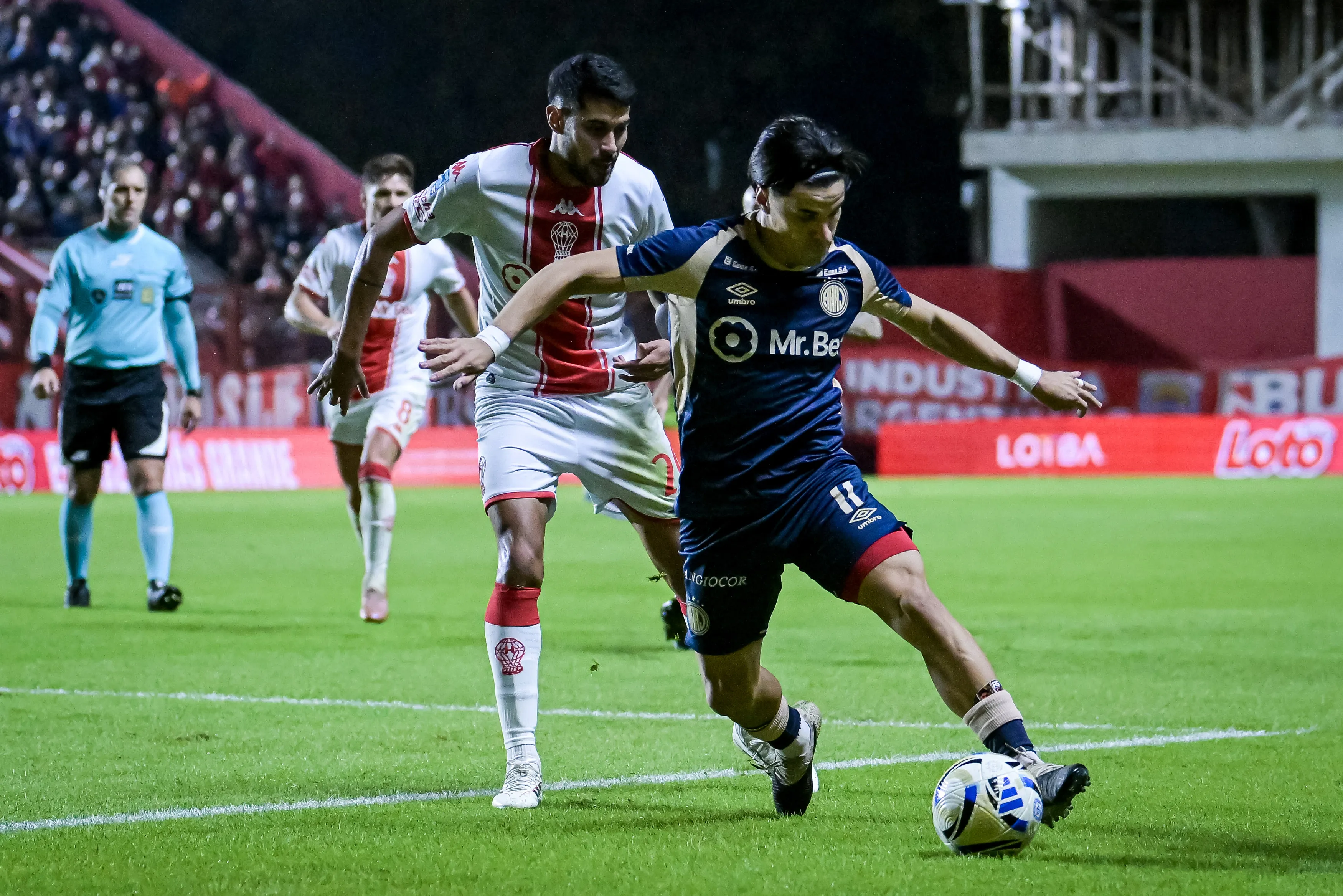 Nicolás Oroz recibe la marca de otro ex U de Chile: Emmanuel Ojeda, hoy en Huracán. (Marcelo Endelli/Getty Images).