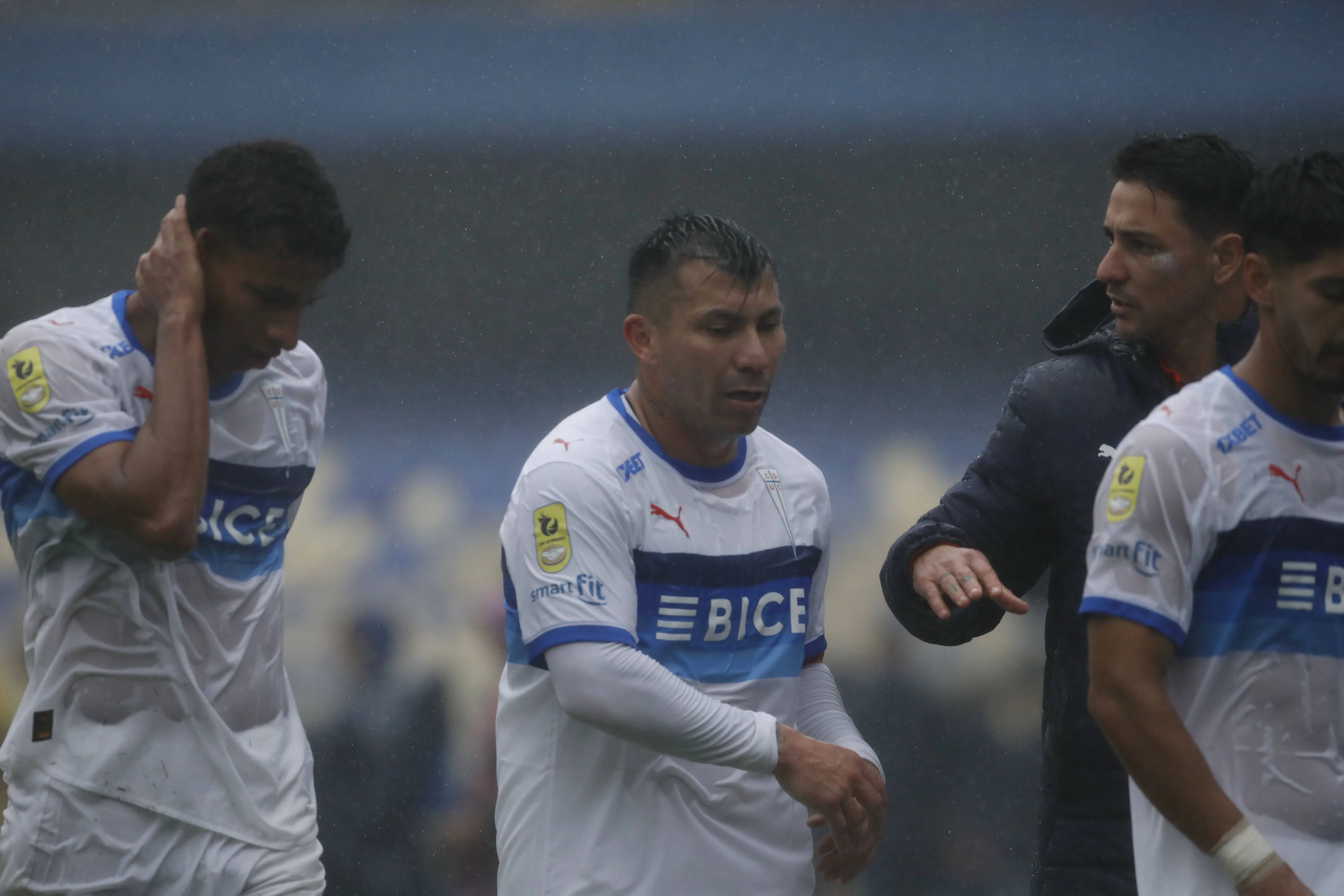 A Gary Medel le llueve sobre mojado. (Eduardo Fortes/Photosport).