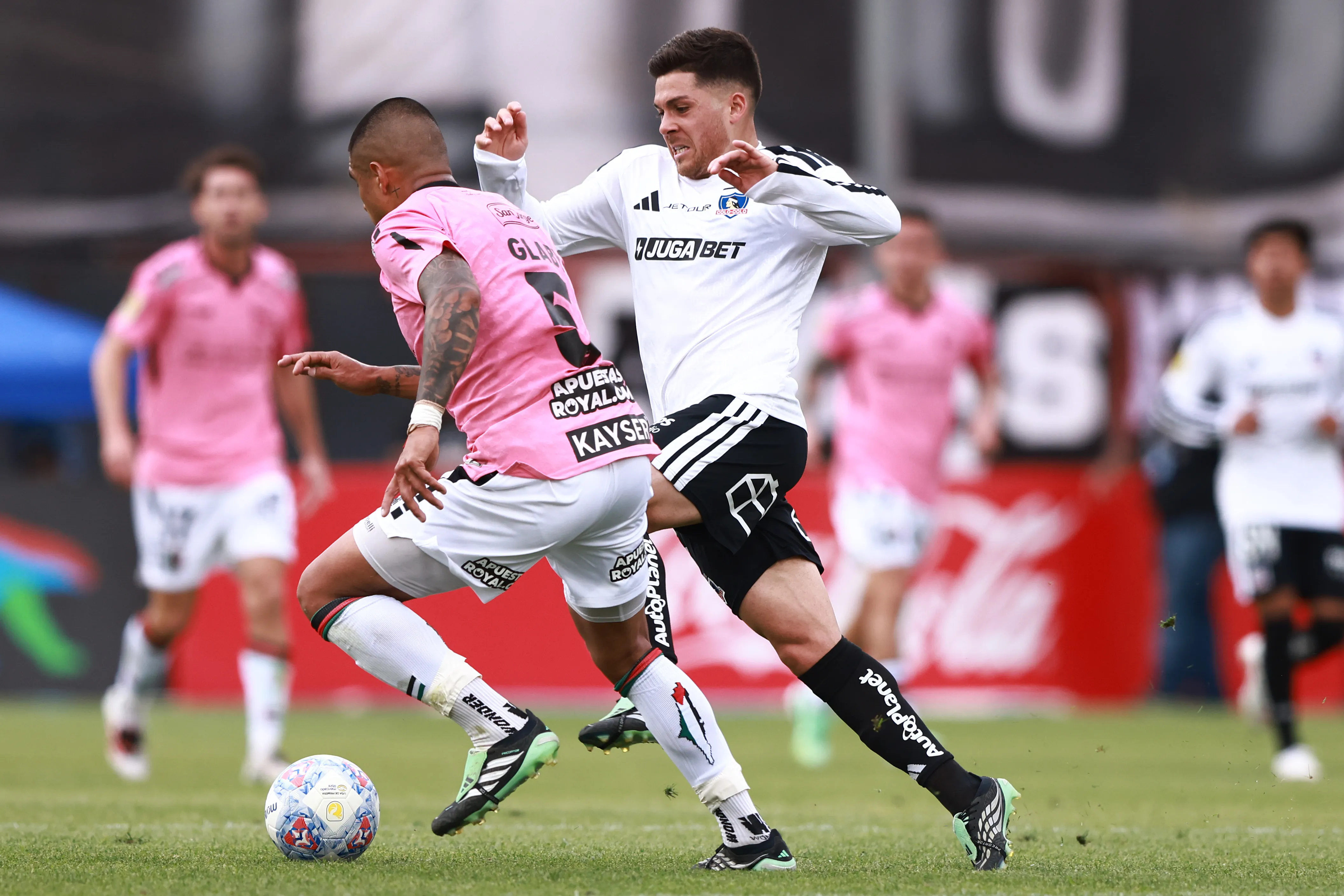 Víctor Felipe Méndez en acción ante Dylan Glaby de Palestino. (Felipe ZancaPhotosport).