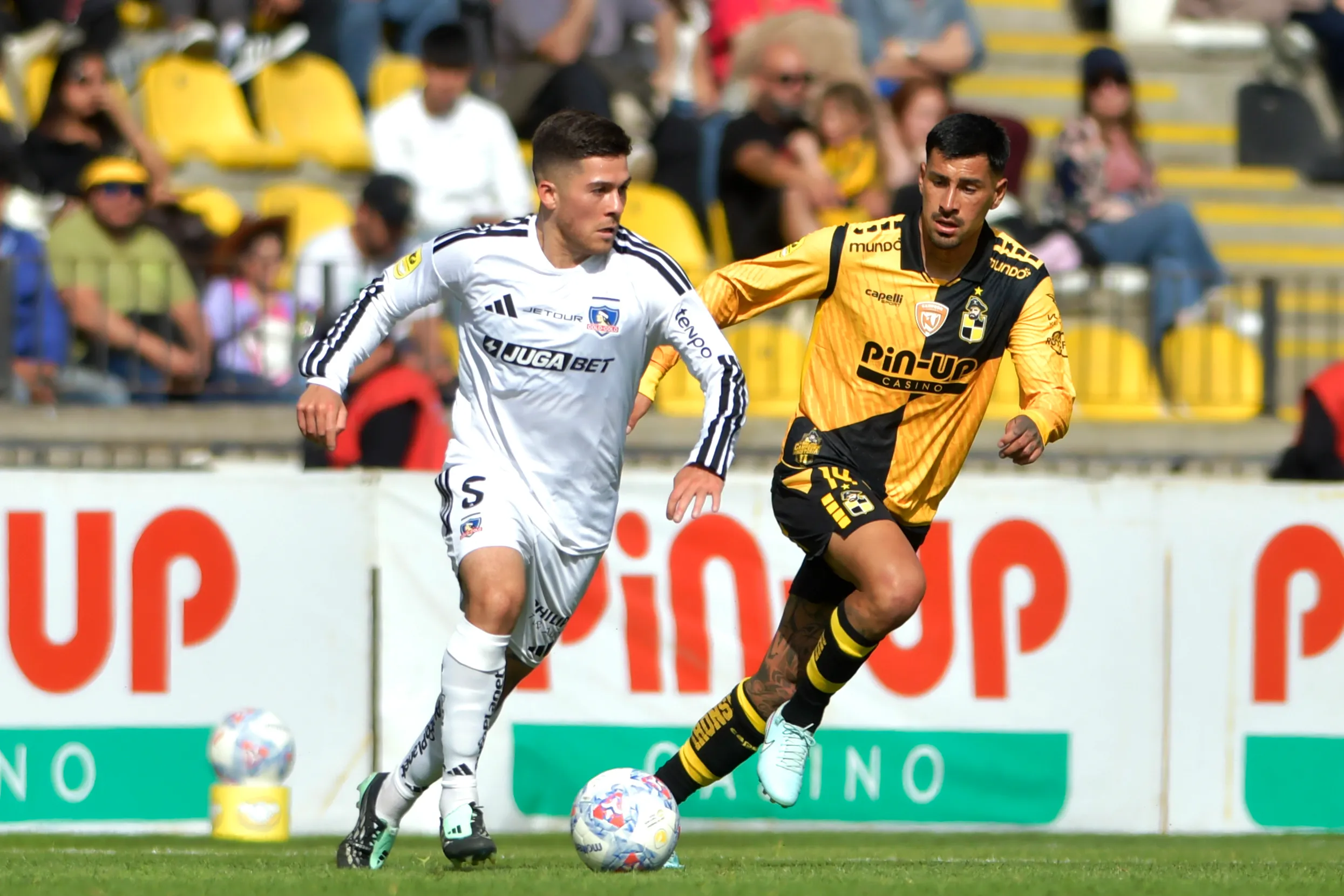 Víctor Felipe Méndez en acción por Colo Colo vs Coquimbo. (Alejandro Pizarro Ubilla/Photosport).