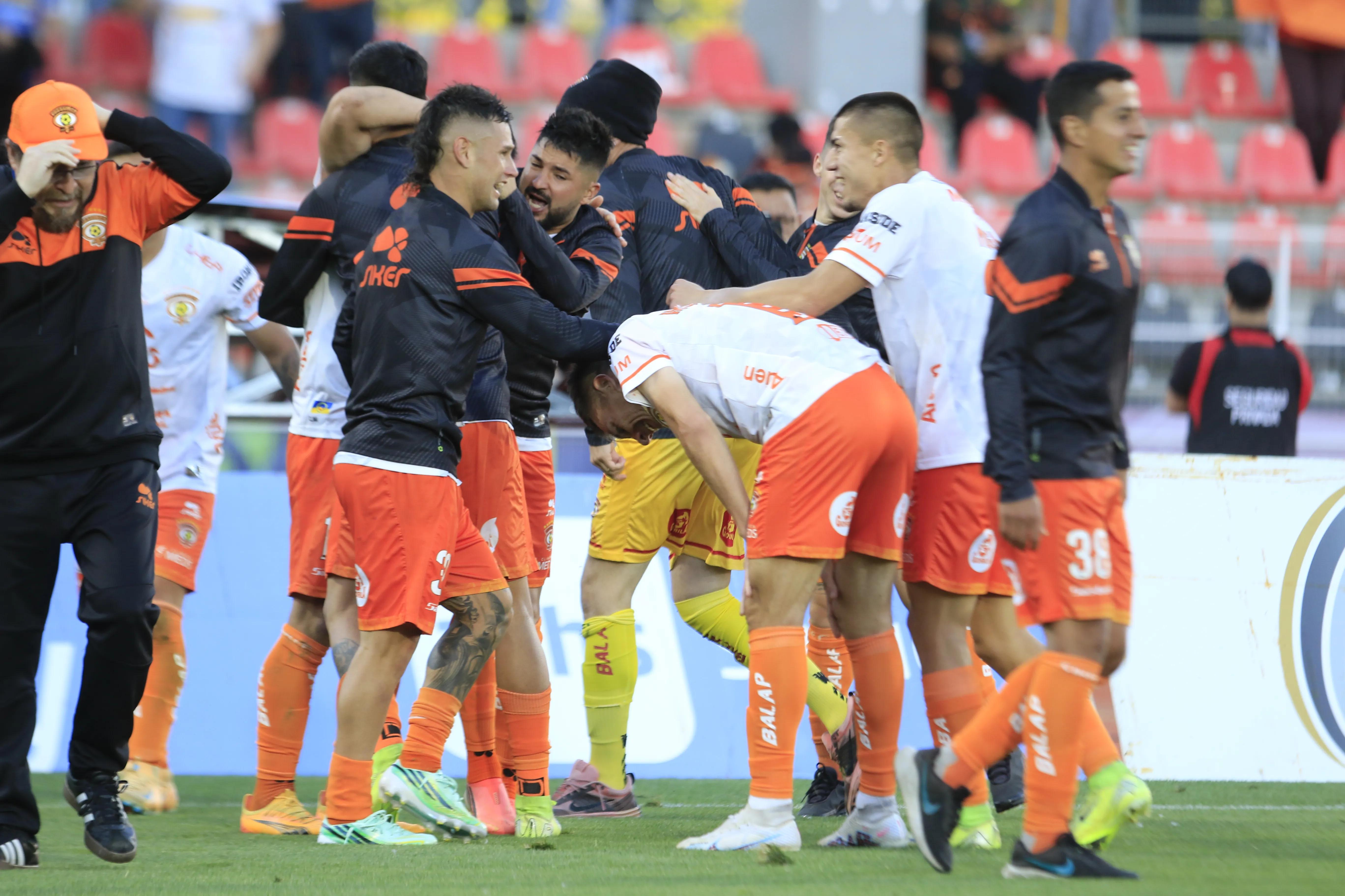 Cobreloa lucha por el ascenso. Foto: Jose Robles/Photosport
